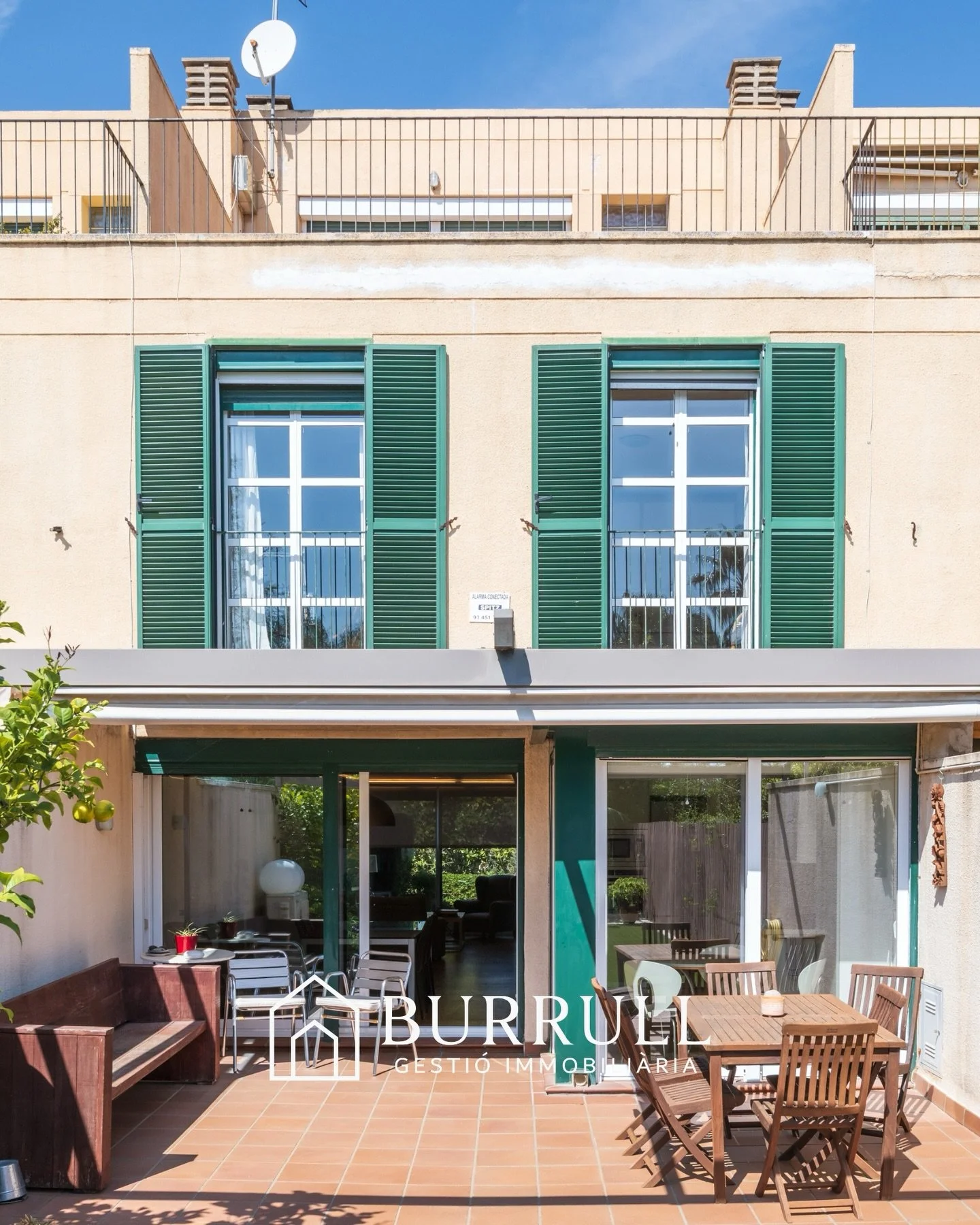 VENDA SANT JUST DESVERN 🏡 

Disseny, exclusivitat i tranquil&middot;litat
Casa adossada situada en una zona c&egrave;ntrica i residencial de Sant Just Desvern.
📐 230 m&sup2; distribu&iuml;ts en 3 plantes + soterrani amb:
&bull; 🚗 Parking privat
&b