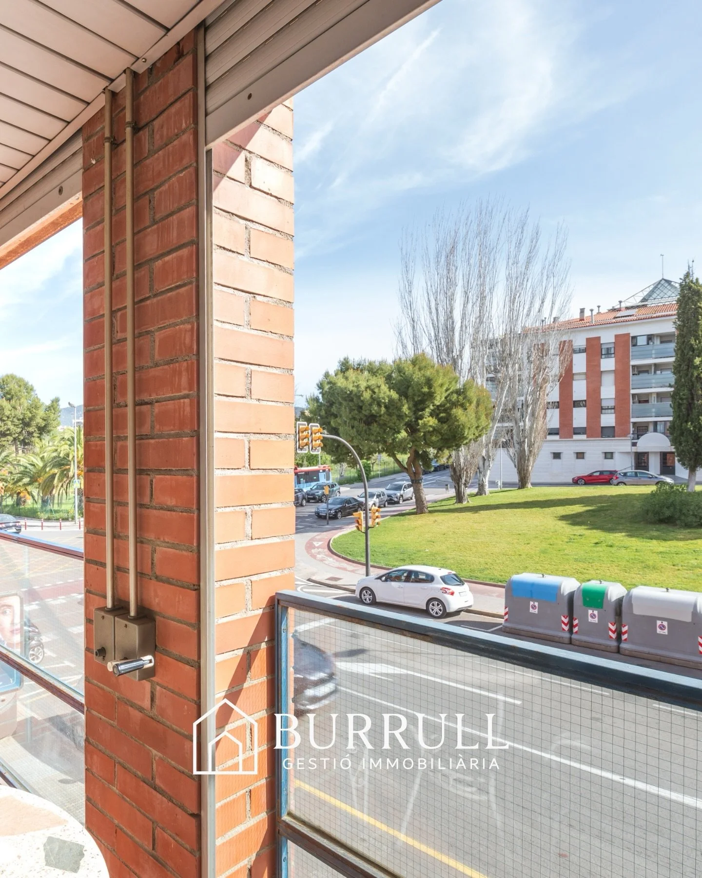 VENDA TORREBLANCA Pis de 107 m&sup2; ideal per a fam&iacute;lies 🏡✨

Tot exterior, molt llumin&oacute;s ☀️
🛏️ 3 habitacions
🛁 1 bany (amb possibilitat de 2n bany 🚿 o zona vestidor 👗)
🌿 Balc&oacute; per gaudir de l&rsquo;aire lliure
🚗 Pla&ccedi