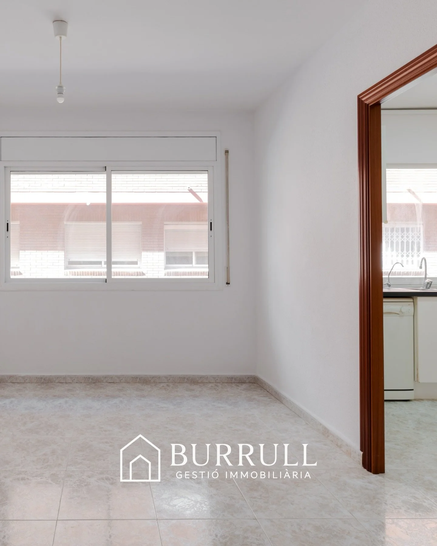 🏡✨ LLOGUER - Pis ideal per a 1 persona o parella

📍 Sant Joan Desp&iacute; &ndash; Torreblanca
🛏️ 1 habitaci&oacute; doble amb armaris
🛋️ Sal&oacute; menjador llumin&oacute;s
🍳 Cuina independent
🛁 Bany amb banyera
🪑 Sense mobles
🏊&zwj;♂️ Comu