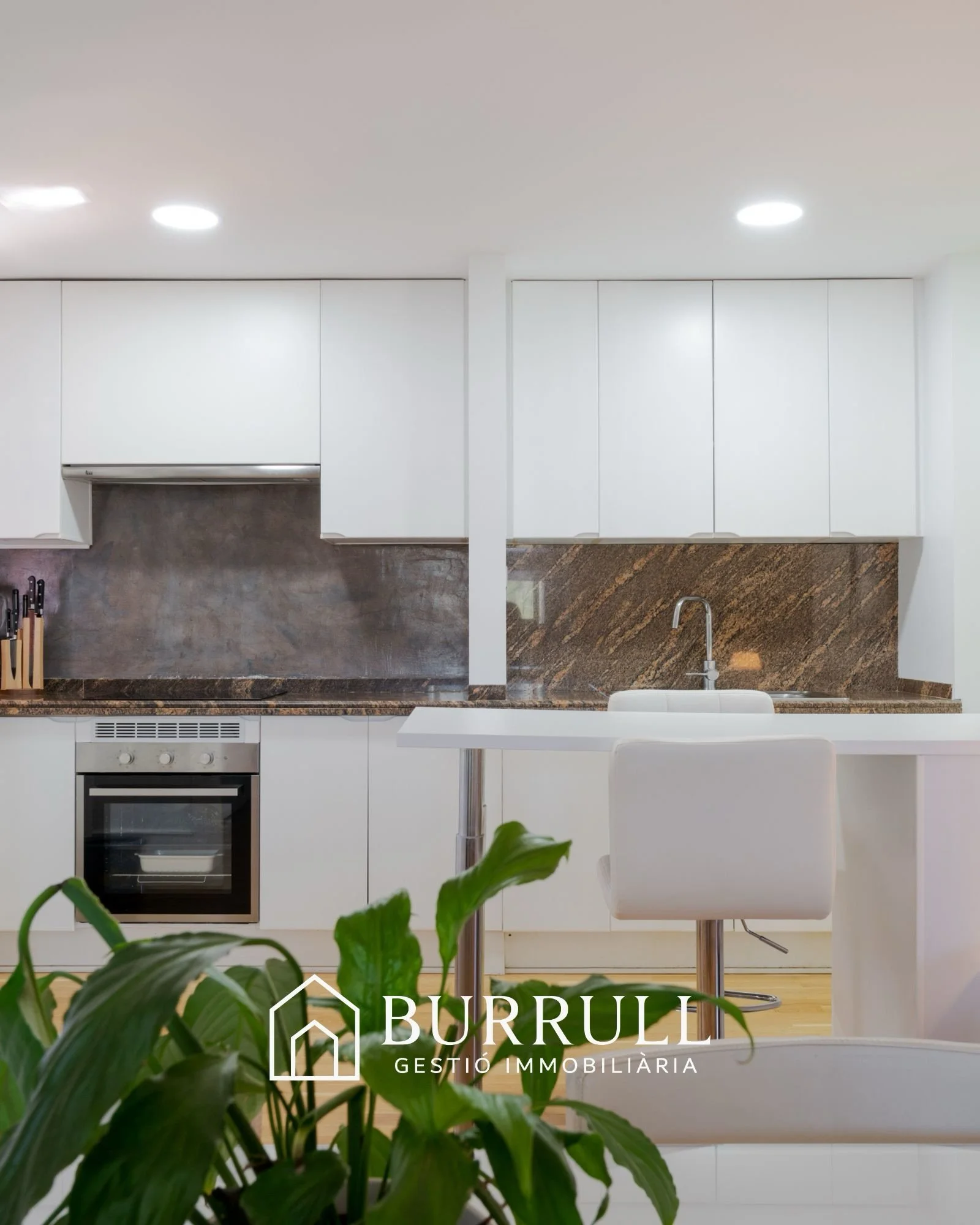 ✨ LLOGUER a Walden 7 ✨

🏡 Ideal per a solters o parelles
☀️ Totalment exterior, amb molta llum natural i vistes obertes
🛋️ Totalment moblat
🛏️ 1 habitaci&oacute; doble amb armaris encastats

🌿 Edifici amb serveis &uacute;nics:
🏊&zwj;♂️ 2 piscine