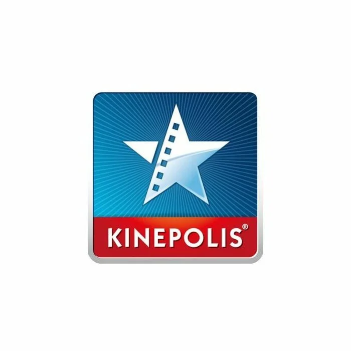 Logo de Kinepolis avec une étoile bleue et une bande en film, fond rayonnant.