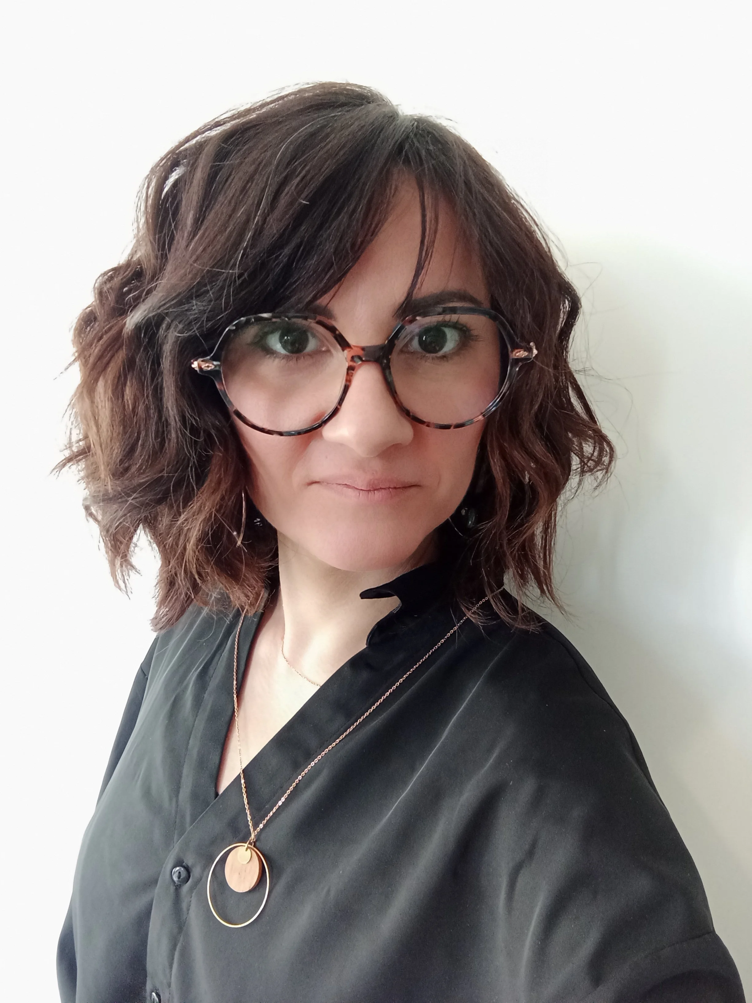 Photo de moi femme brune cheveux carrés ondulés avec lunettes