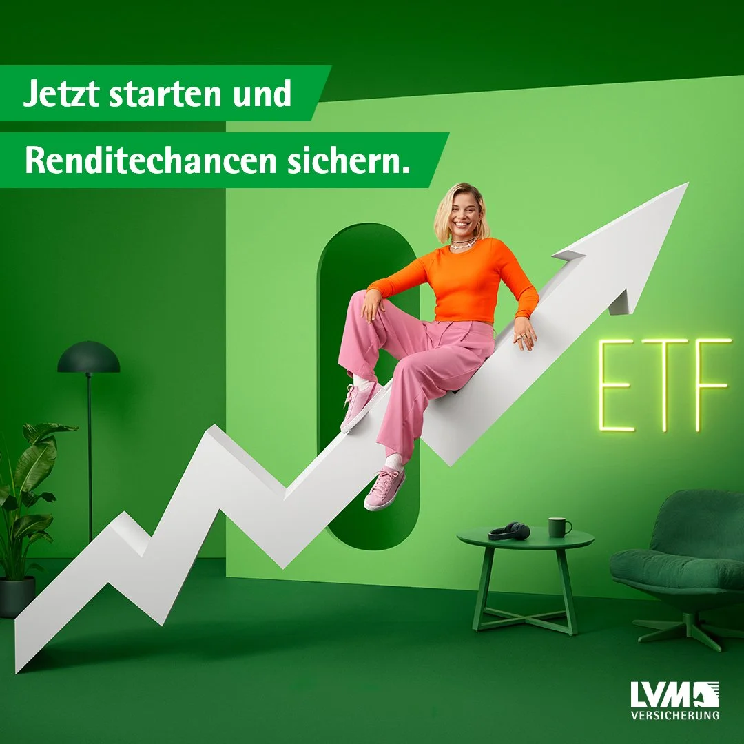 A woman sitting on a large ascending arrow graphic in a green room, with a neon 'ETF' sign and text in German encouraging starting now and securing return opportunities. The room features a green sofa, a side table with a coffee mug and phone, a floo