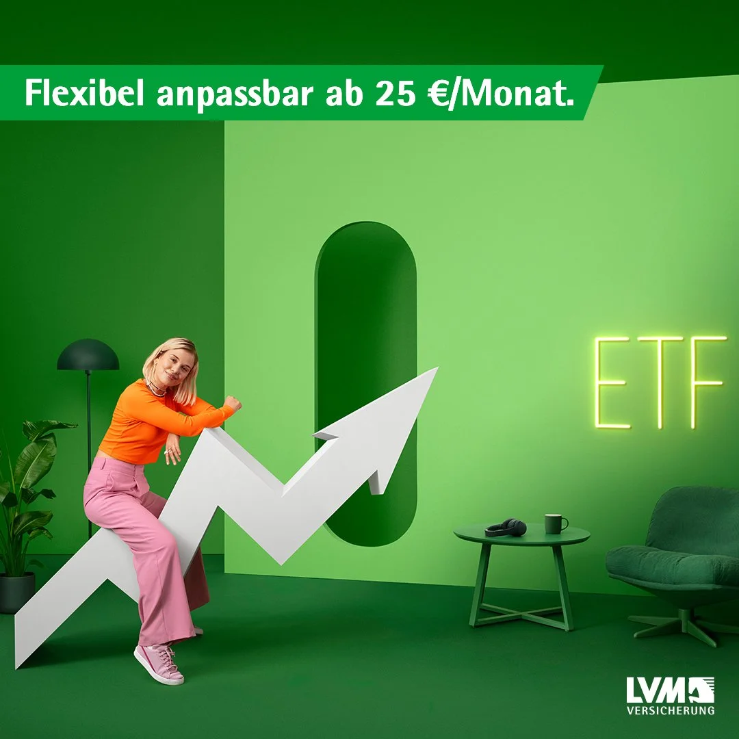 Woman in an orange top and pink pants sitting on a large upward arrow sign in a modern green room with a plant, a lamp, a table with a phone and a mug, and a neon sign that reads ETF. Text overlay in German states, 'Flexible anpassbar ab 25 €/Monat.'