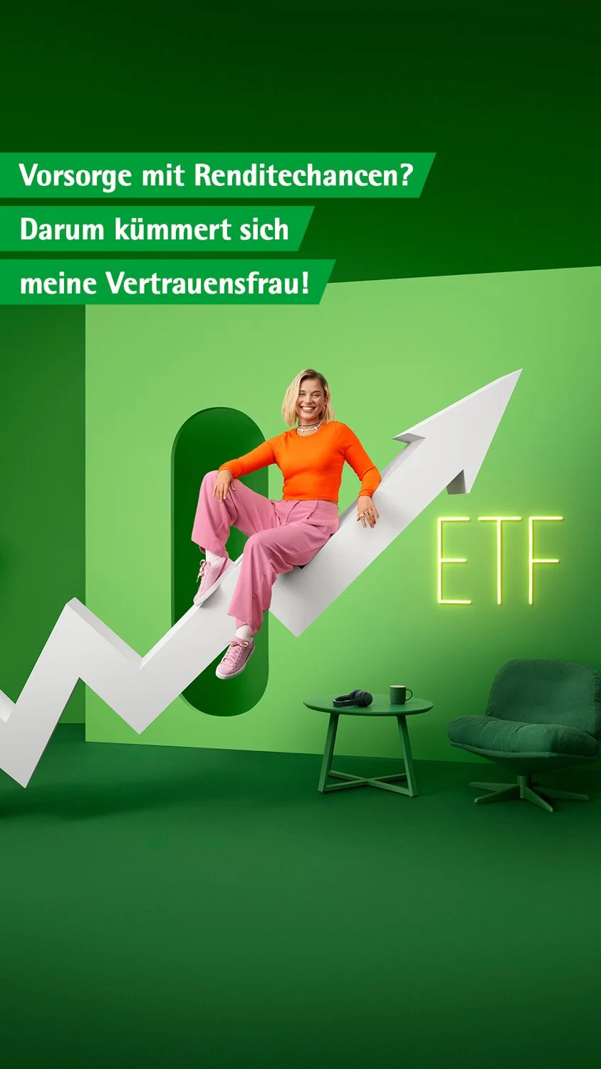 A woman sitting on an upward arrow graph display in a green room with furniture, with text in German promoting ETFs.