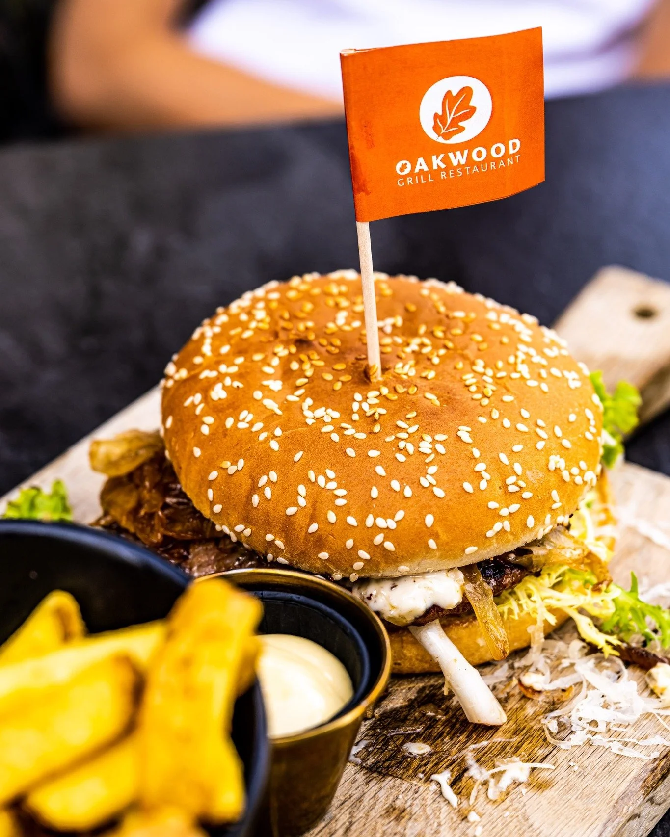 𝙼𝚘𝚗𝚍𝚊𝚢 𝚍𝚘𝚎𝚜𝚗&rsquo;𝚝 𝚜𝚝𝚘𝚙 𝚞𝚜.
Bij Oakwood grillen we gewoon door.
Elke dag open. Zeven dagen per week.
Vandaag? Burgers first.

🍔 Reserveer jouw tafel via de link in bio.

#oakwoodgrill #veldhoven #burgerlovers #steakhouse #grillti