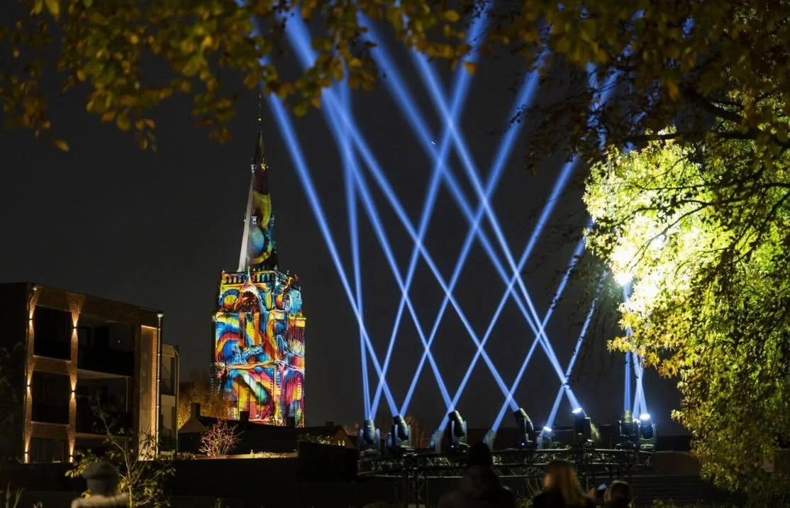 🔥 GLOW KOMT LANGS OAKWOOD

De route van @gloweindhoven  in @gemeenteveldhoven loopt zomaar langs onze deur, letterlijk. En bij Oakwood Grill maken we jouw avond compleet.

Na (of voor) de lichtkunst wandel je binnen in warmte, geluid van houtvuur en