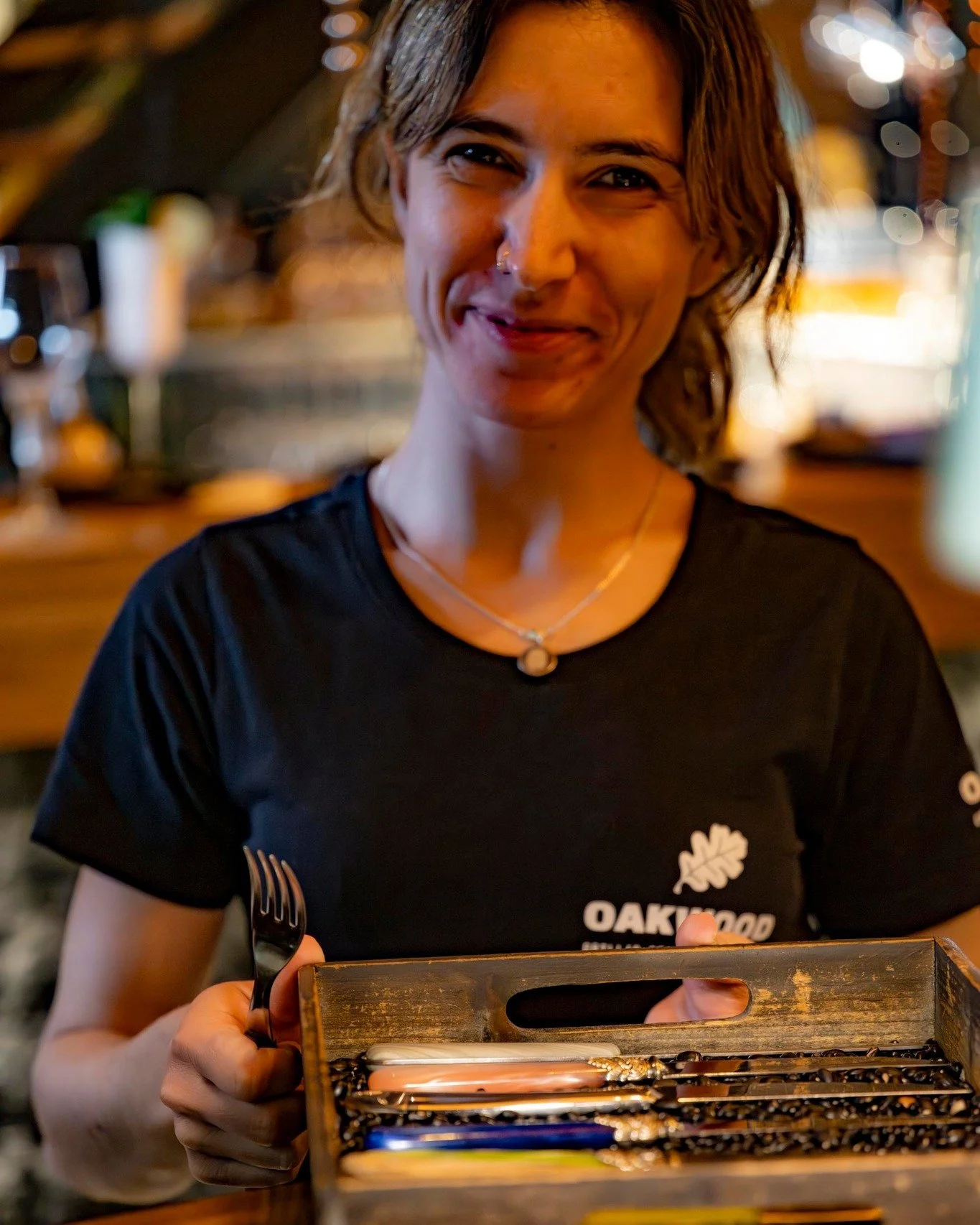 𝚃𝚑𝚎 𝚖𝚊𝚐𝚒𝚌 𝚋𝚎𝚑𝚒𝚗𝚍 𝚝𝚑𝚎 𝚖𝚎𝚊𝚝

Niet uit het boekje. Maar altijd recht uit het hart. Bij Oakwood draait het om mensen die het verschil maken, aan tafel &eacute;n achter de schermen. Zo eentje dus. 🧡

#oakwoodgrill #teamoakwood #behin