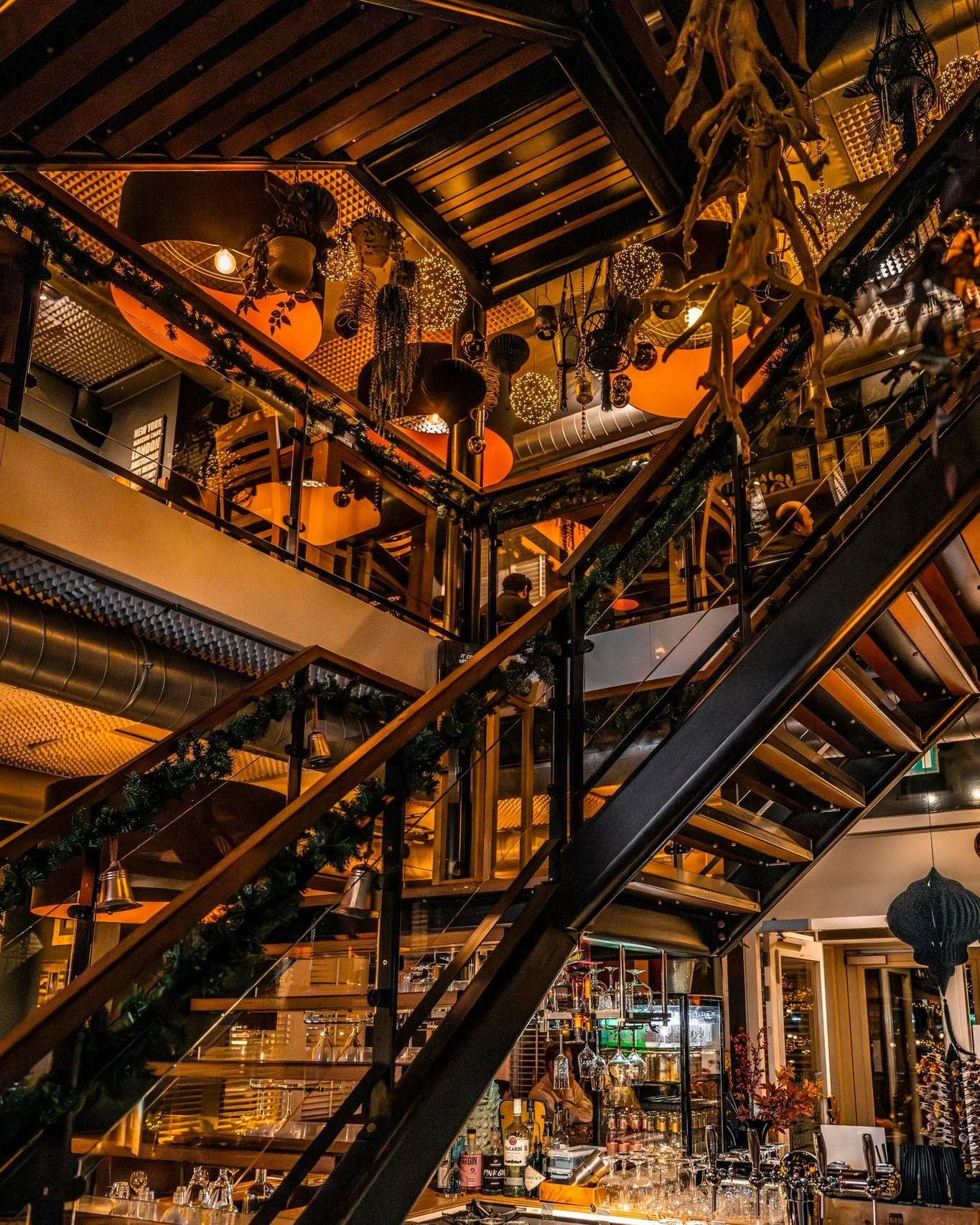 𝚃𝚠𝚘 𝚕𝚎𝚟𝚎𝚕𝚜. 𝙾𝚗𝚎 𝚖𝚒𝚜𝚜𝚒𝚘𝚗. 𝙶𝚘𝚘𝚍 𝚏𝚘𝚘𝚍.

Beneden de grill.
Boven de tafels waar de avond n&eacute;t wat langer duurt.
Zelfde sfeer. Zelfde vuur.
Gewoon Oakwood.

Tot straks?

#oakwoodgrill #veldhoven #oakwoodstyle #steaknight #