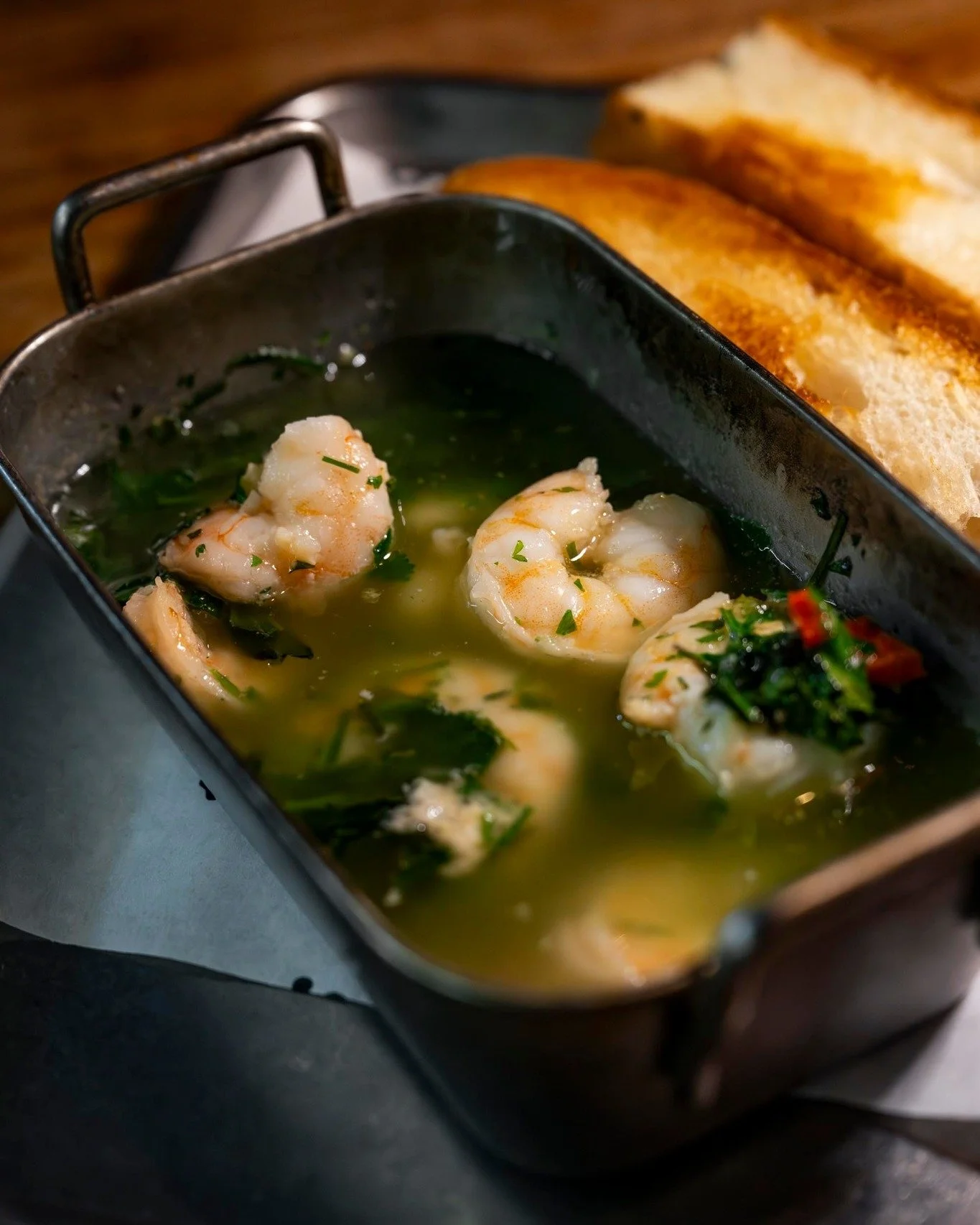 𝙶𝚊𝚖𝚋𝚊&rsquo;𝚜 
Uit de oven.
Sissend in knoflookolie.
Met Turks brood om geen druppel te missen.

Tot zo?

#oakwoodgrill #veldhoven #gambas #oakwoodstyle #dinnerplans #grillrestaurant #seafood