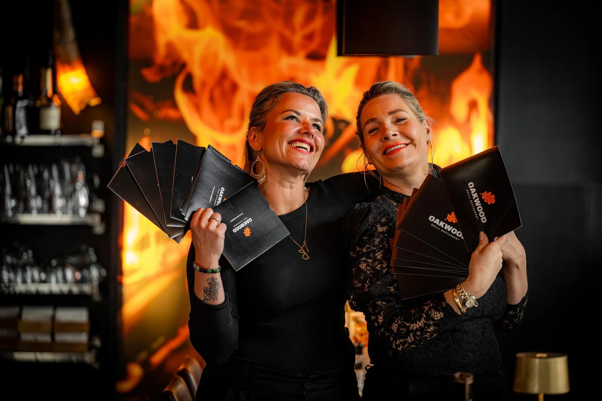 𝙼𝚘𝚎𝚍𝚎𝚛𝚍𝚊𝚐 𝚔𝚘𝚖𝚝 𝚎𝚛𝚊𝚊𝚗. 𝙹𝚊, 𝚎𝚌𝚑𝚝! Nog even en je moet weer met iets goeds aankomen. No stress , wij hebben het al voor je geregeld:
🎁 Cadeaubonnen
🍷 Oakwood Giftboxen
🔥 Gewoon iets waar je w&eacute;l mee binnenkomt

Voor moed