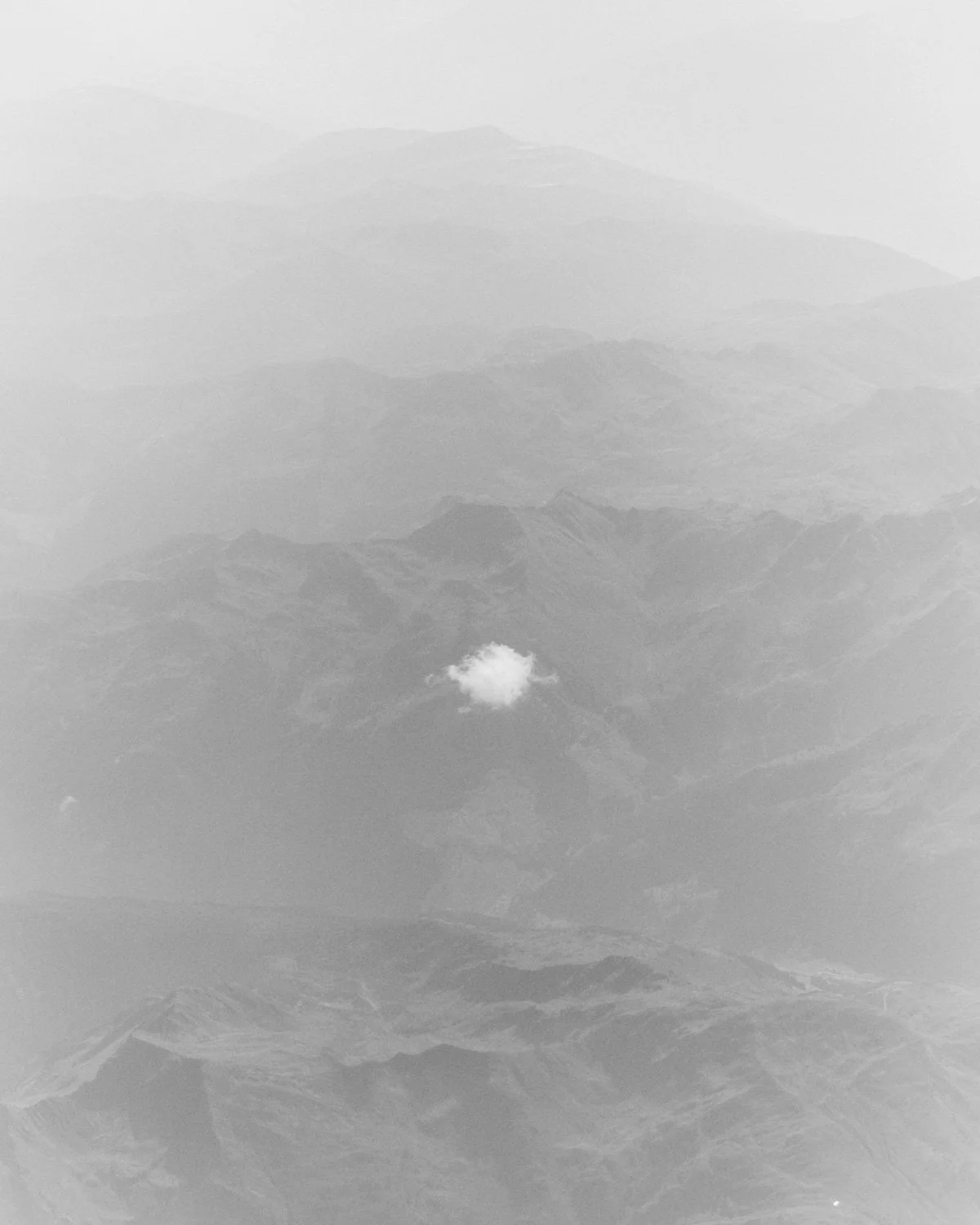 Paesaggi montani visti dall'alto con una nuvola a distanza