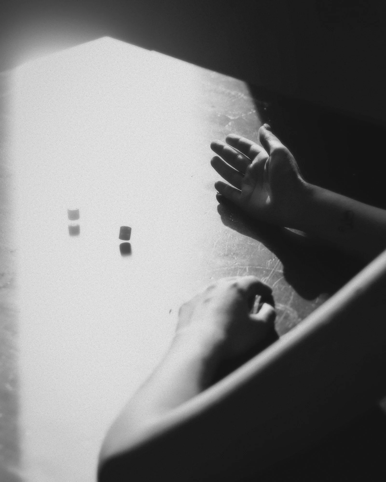 Mano che disegna con pastelli colorati su carta, vista da sopra