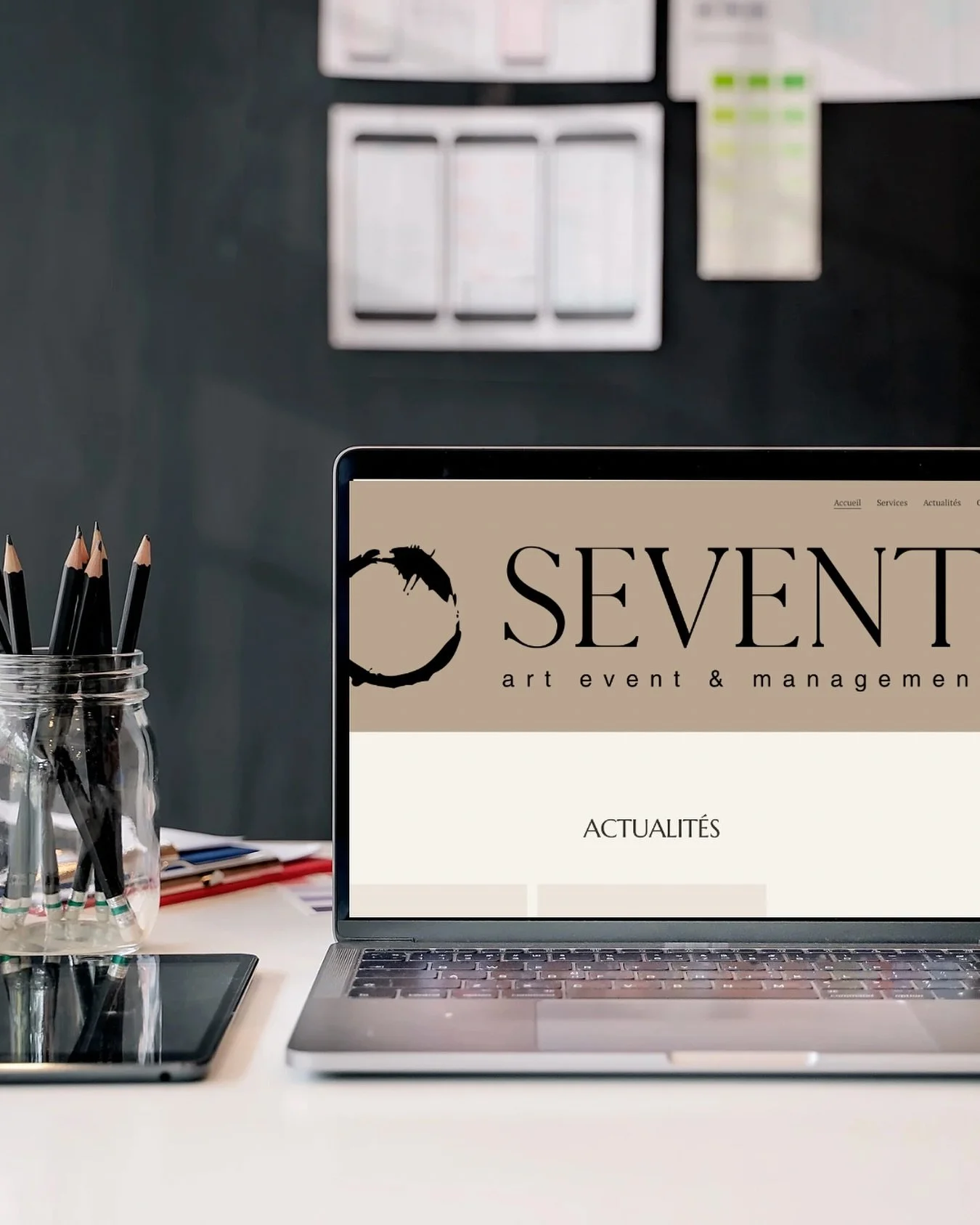 ✨ Grande nouvelle : notre site est en ligne !
Un espace pens&eacute; pour mettre en lumi&egrave;re l&rsquo;art sous toutes ses formes, partager nos projets et vous faire d&eacute;couvrir l&rsquo;univers de Sevent.
👉 Venez explorer, laissez-vous insp