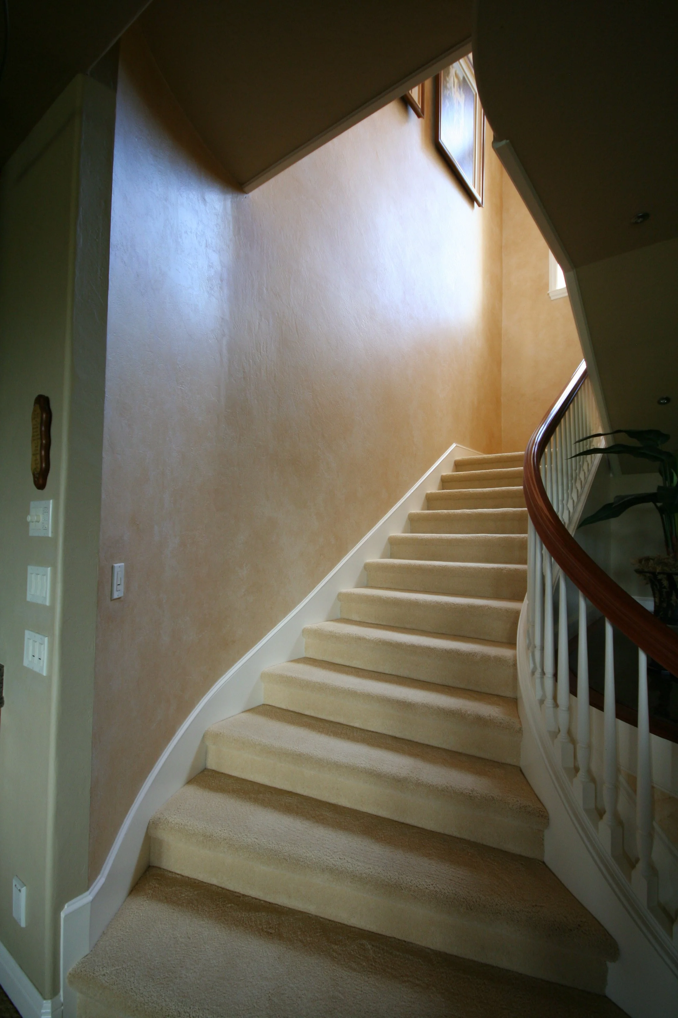 two color faux in stairwell down to home theater.JPG