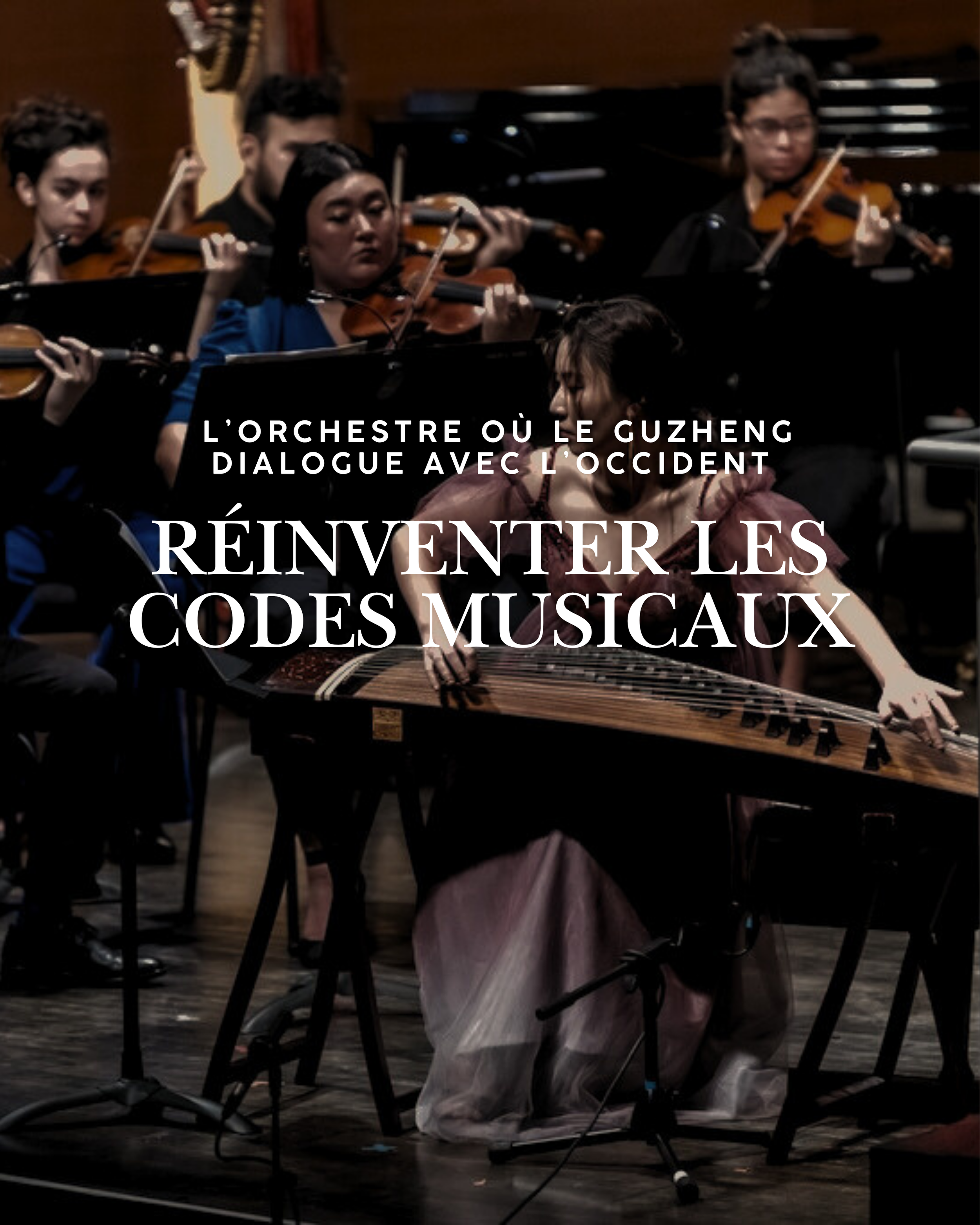 Un groupe de musiciens jouant du violon et d'autres instruments lors d'une performance, avec une jeune femme jouant du guzheng au premier plan.