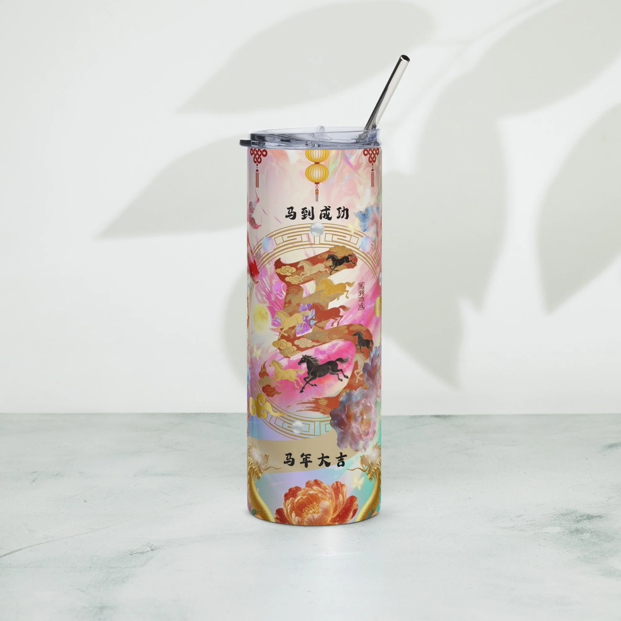 Gobelet réutilisable avec motifs floraux, kanji chinois et éléments traditionnels japonais, placé sur une surface en marbre clair, avec ombres de feuilles en arrière-plan.