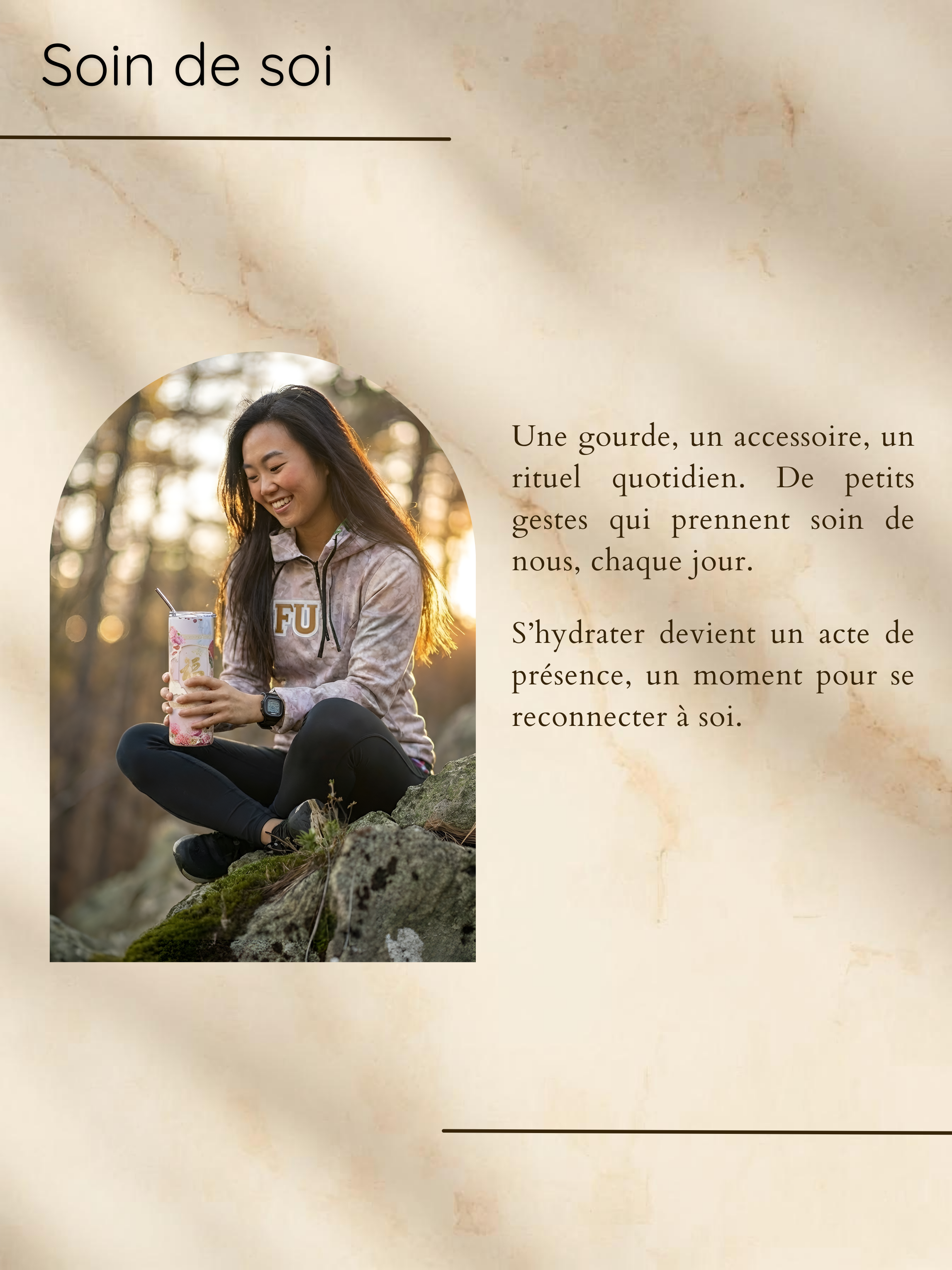 Une femme souriante en tenue de sport, assise sur une roche dans la nature, tenant un gourde ou un mug, avec un fond forestier.