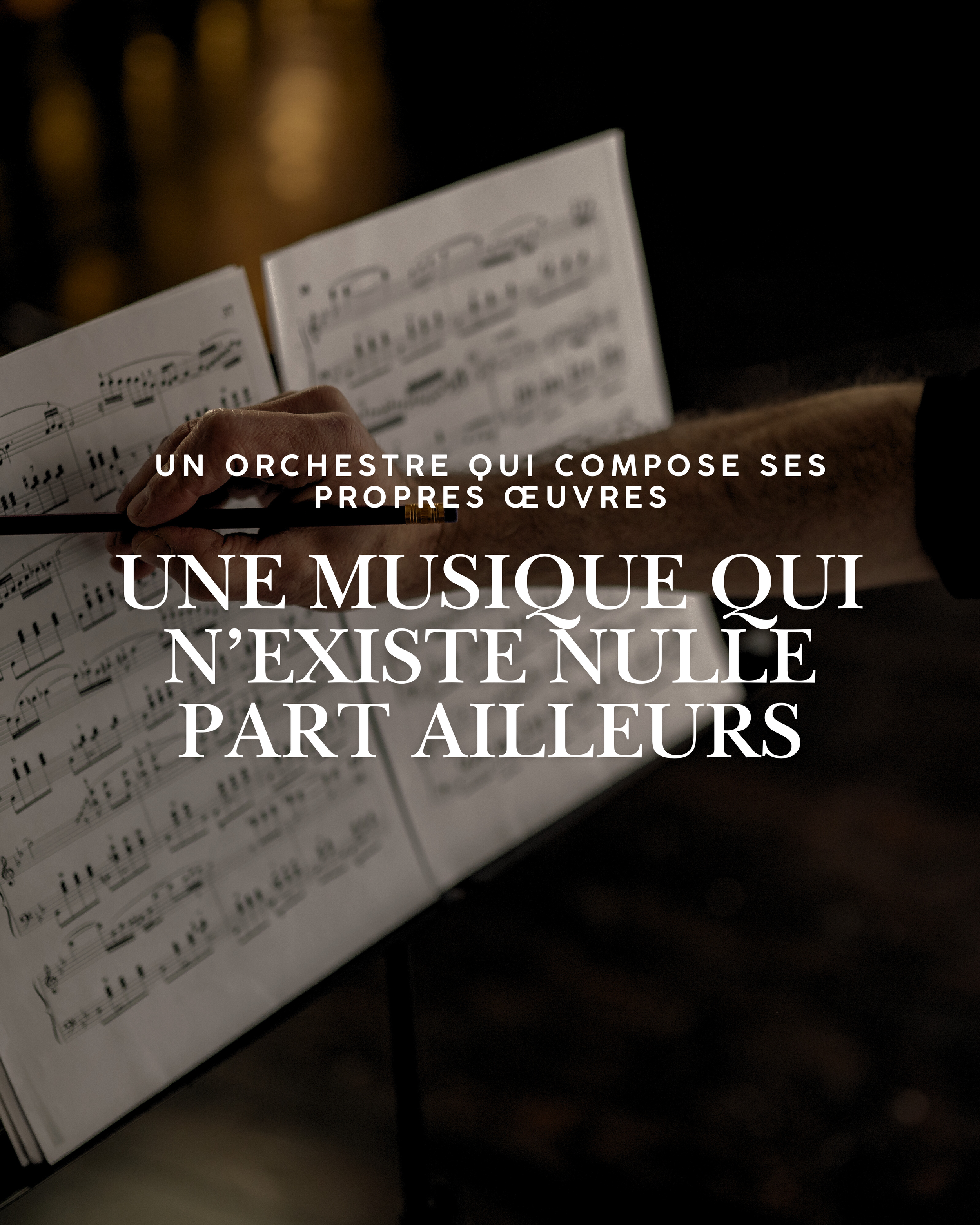 Une main qui tient un crayon sur une partition musicale, avec des notes de musique. La partition est sur une feuille. Le fond est sombre, avec une lumière douce. Sur l'image, il y a un texte en français : "Un orchestre qui compose ses propres œuvres. Une musique qui n'existe nulle part ailleurs."