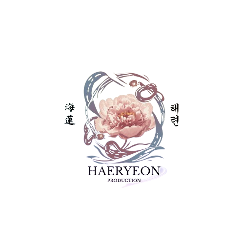 Logo avec un vase floral contenant une grande fleur de couleur rose pâle, entouré de éléments graphiques, avec le texte 'HAERYEON PRODUCTION' en bas.