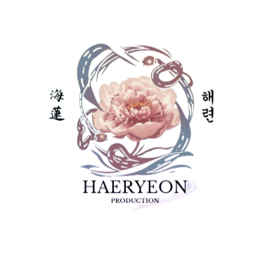 Logo de Haeryeon Production avec une fleur rose, un objet en forme de cœur, et du texte en coréen.
