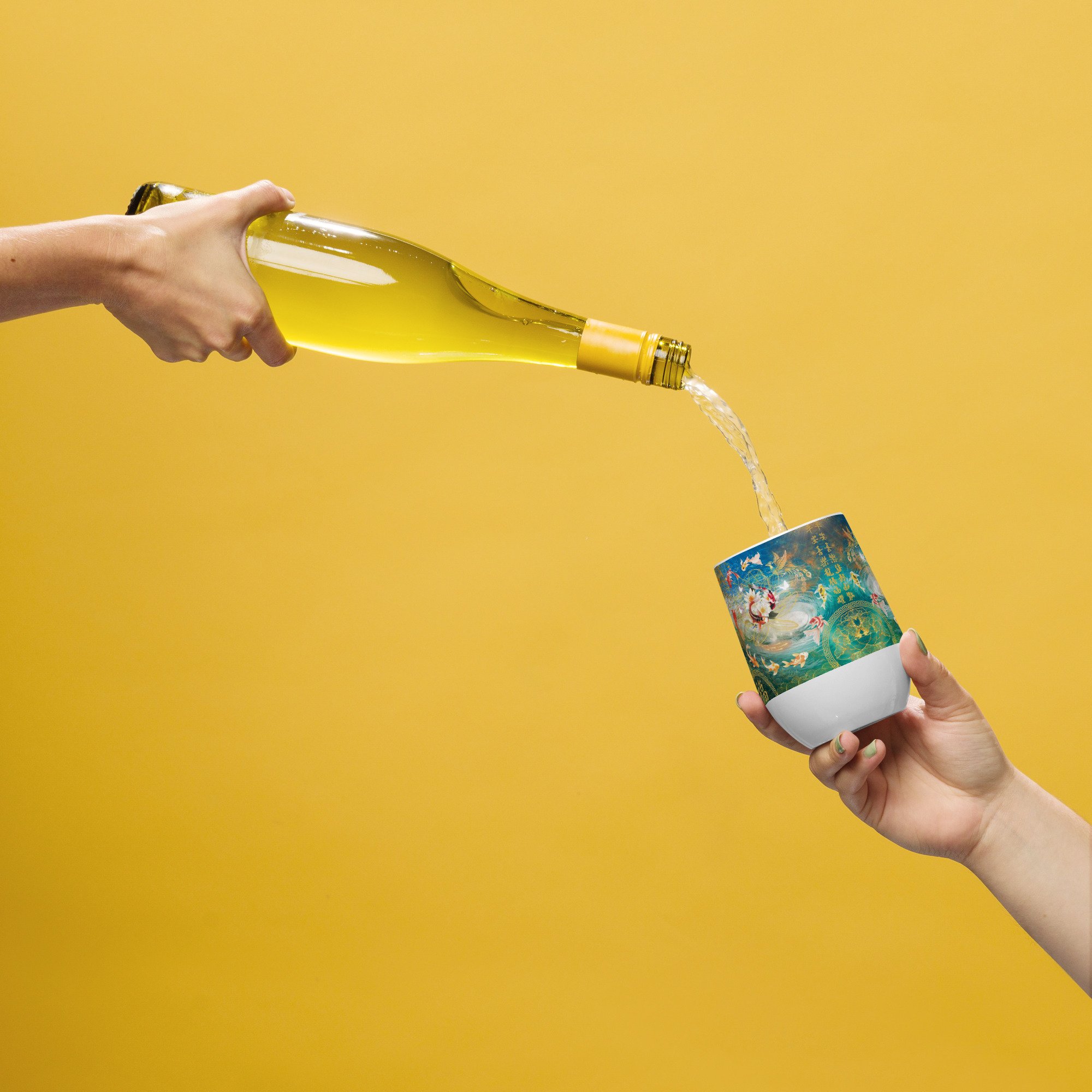 Une main vers la gauche verse du vin dans un bol tenu par une autre main, avec un fond jaune