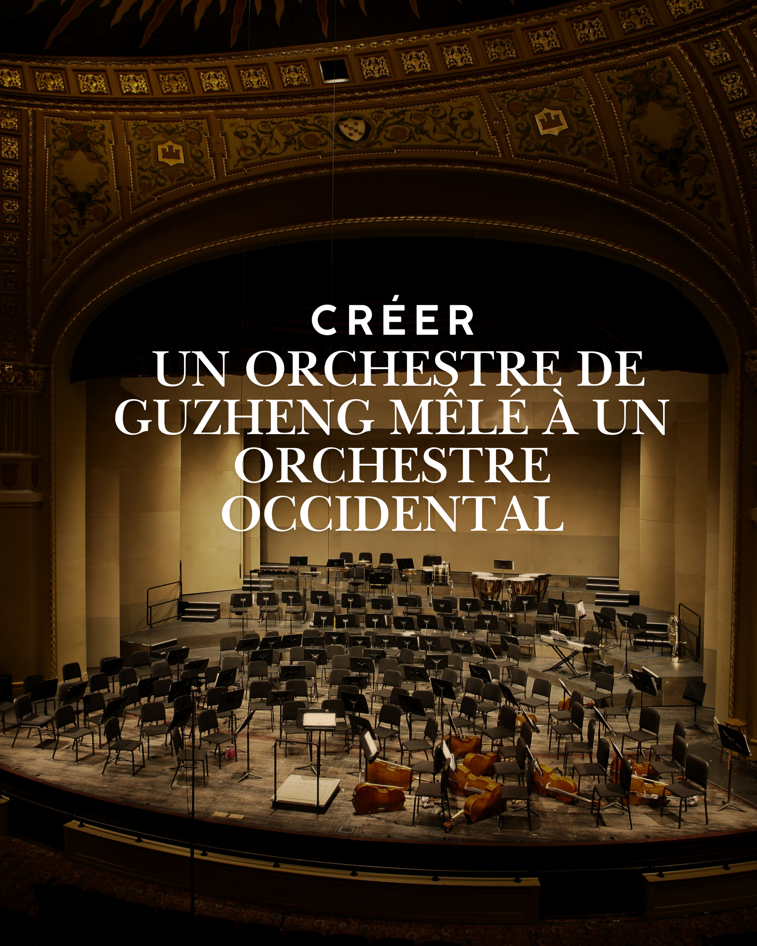 Une salle d'orchestre avec des chaises et des instruments, dont plusieurs violoncelles et violons, en attente d'une performance dans une salle décorée de style classique avec un plafond orné.