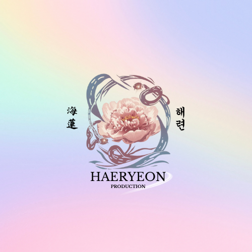 Logo avec un pictogramme de poisson entouré d'une branche de fleurs de pivoine et de caractères coréens, avec le texte "HAERYEON PRODUCTION" en dessous.