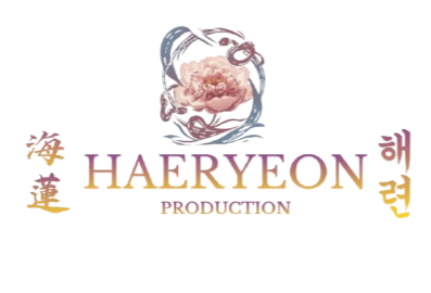 Logo de Harriton Production avec une image de cerveau en haut et le nom de la société en dessous, décoré avec des mains dorées de chaque côté.