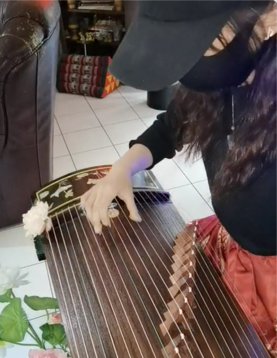 Une personne jouant du theremine, un instrument de musique électronique, dans une pièce intérieure