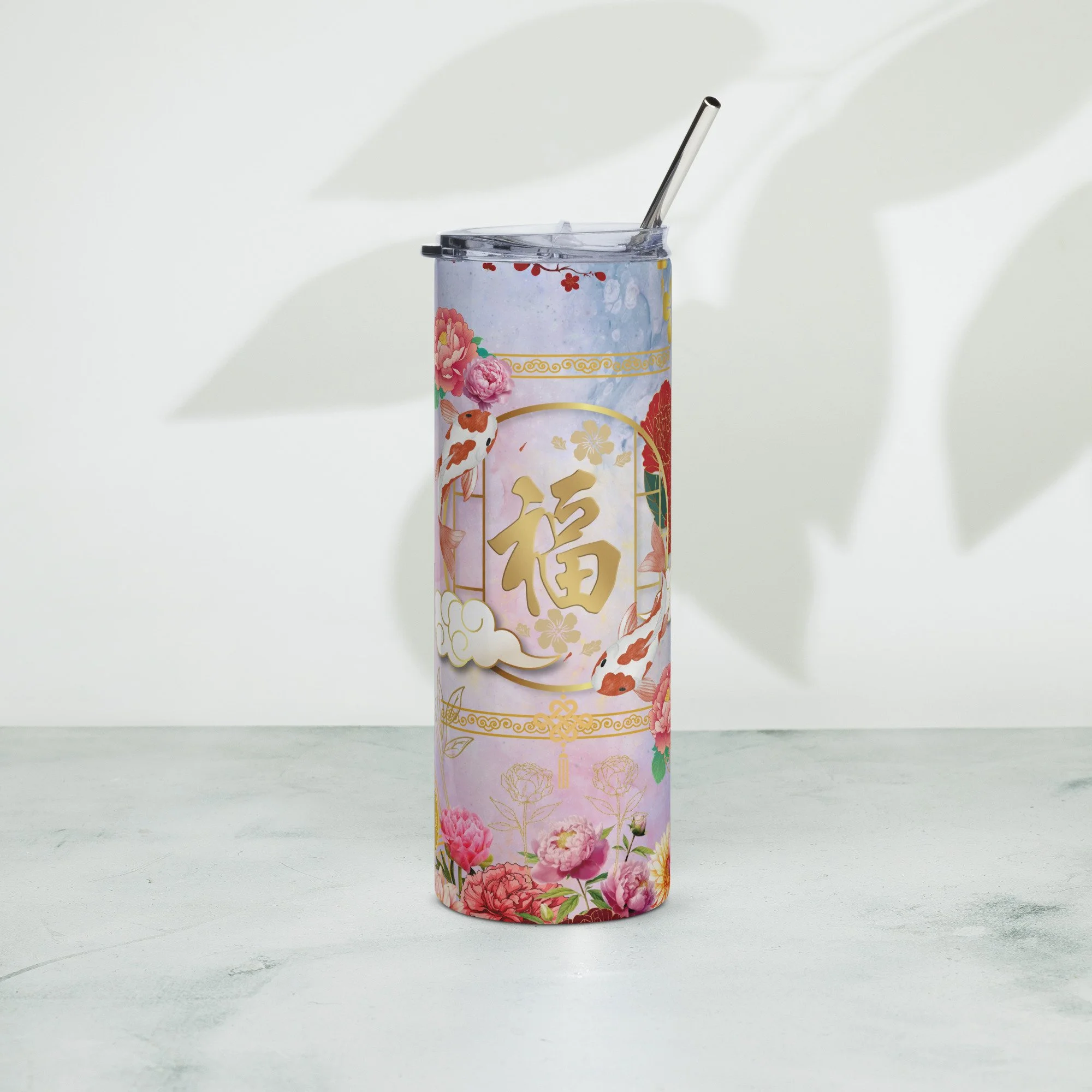 Gobelet en papier décoré avec des motifs floraux, des poissons, des nuages et un caractère chinois en or.