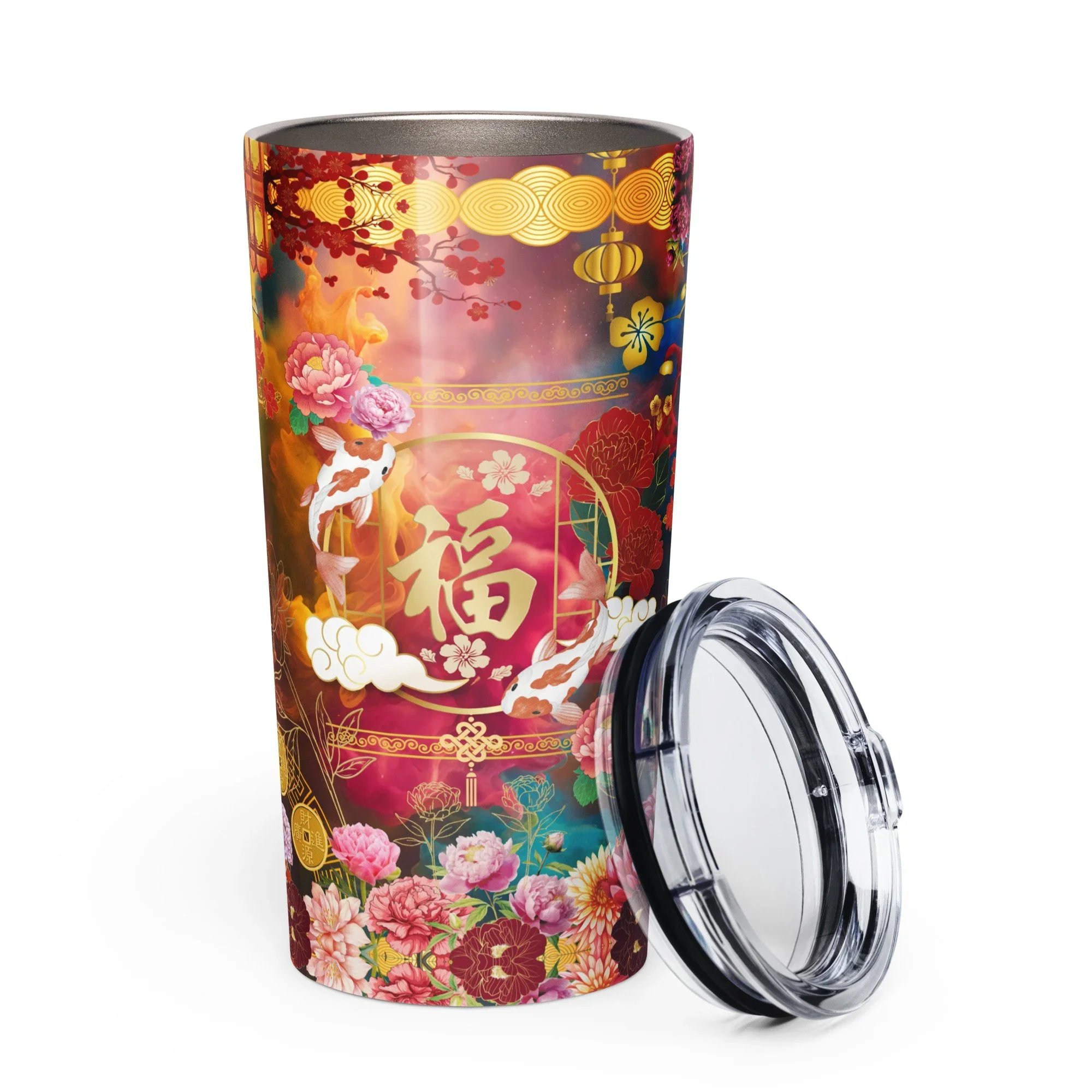 Une tasse en métal décorée avec des motifs floraux, des poissons et un caractère japonais. La tasse a une paille en métal et se trouve sur une surface claire avec un fond blanc et des ombres de feuilles.