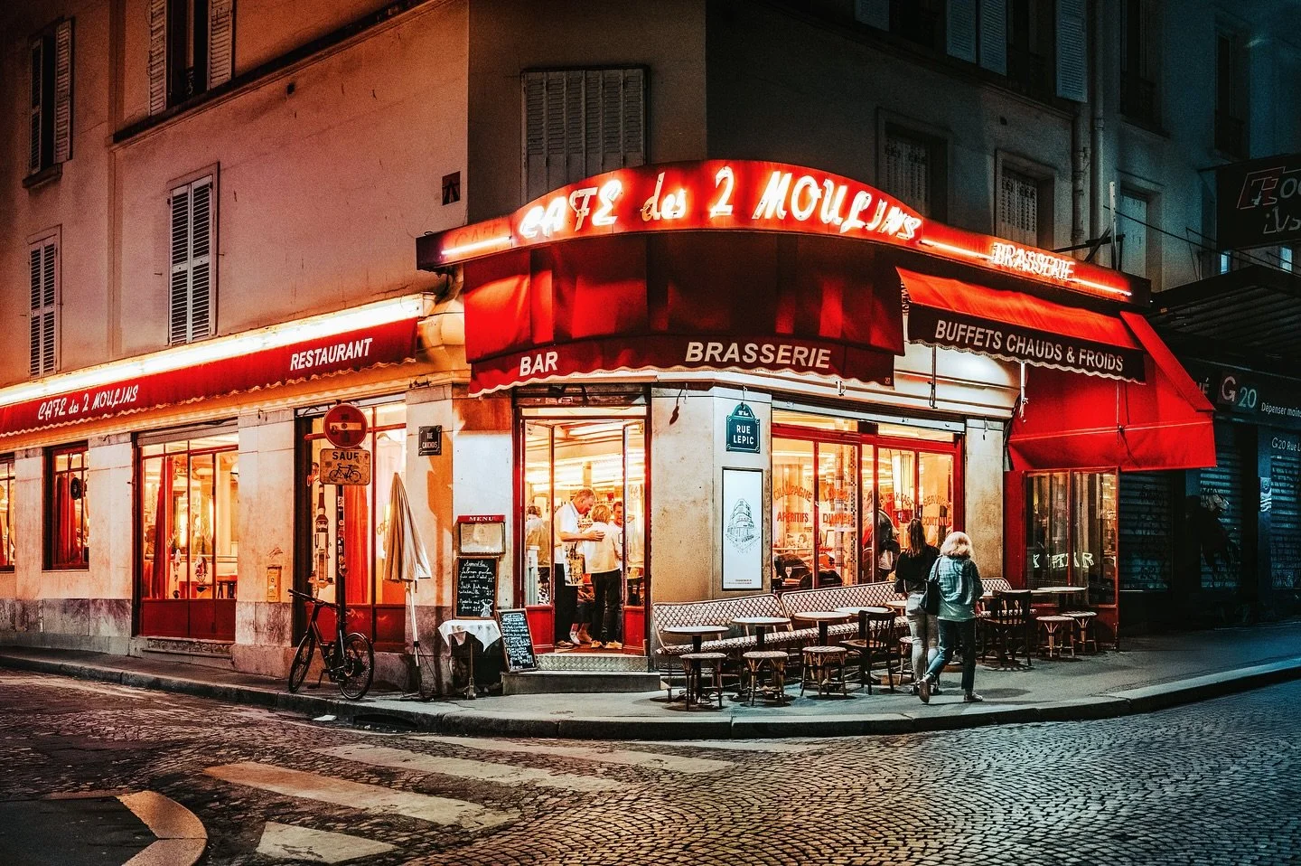Montmartre vibes😊
📍Caf&eacute; des 2 Moulins, Paris🇫🇷
#montmartre #parisvibes #shadowart #cafedes2moulins #urbanromance #streetphotography #citylights #moodygrams #romanticparis #parisstreetart #visualambassadors #parismonamour #ig_paris #igerspa