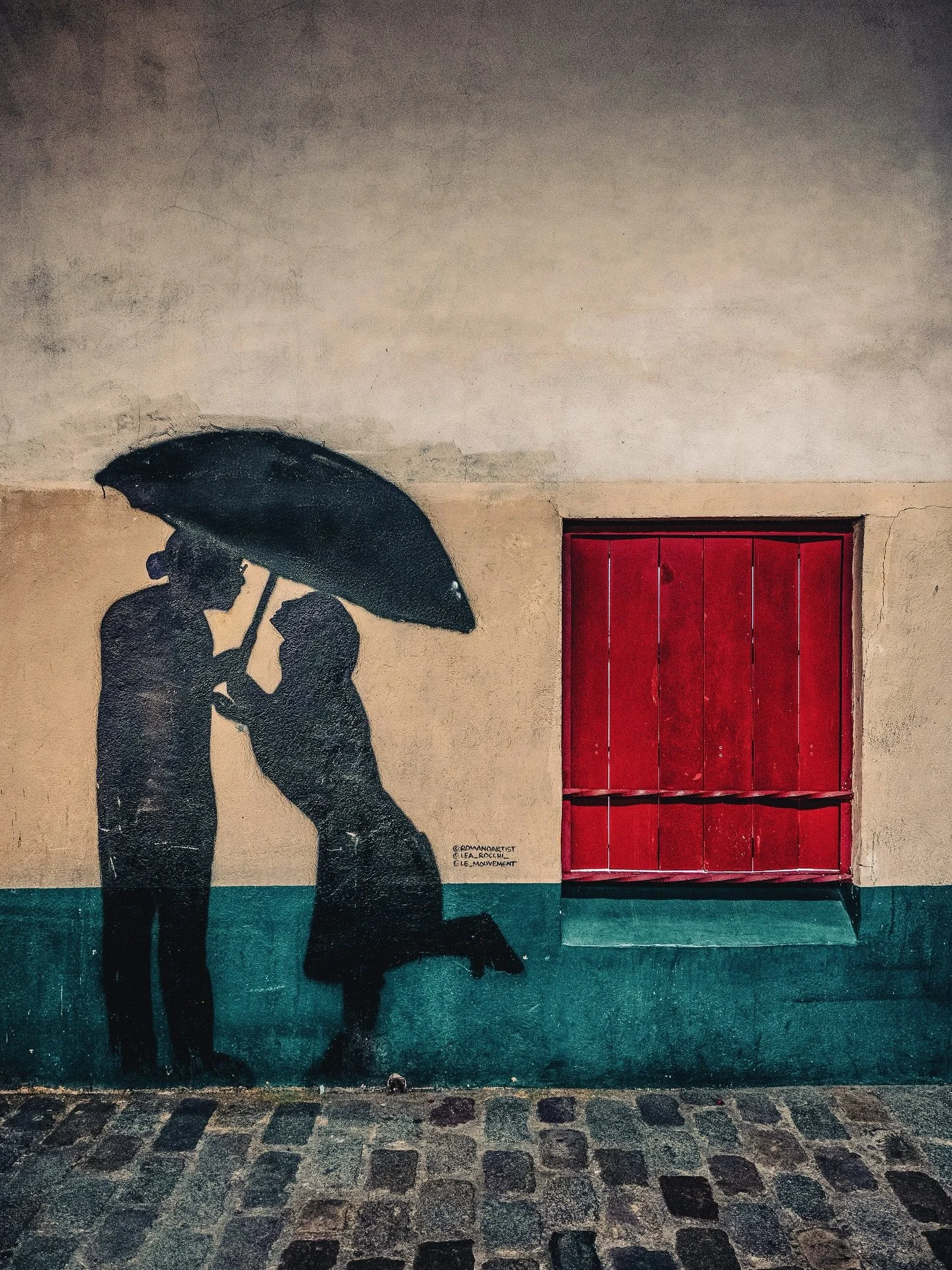 Love in the rain ❤️❤️🙂
📍 Rue du Chevalier de la Barre, Montmartre, Paris
#streetart #urbanromance #shadowart #cityvibes #romanticvibes #parisstreetart #wallart #loveinthecity #umbrellaart #creativewalls #artofvisuals #ig_paris #igersparis #ig_franc