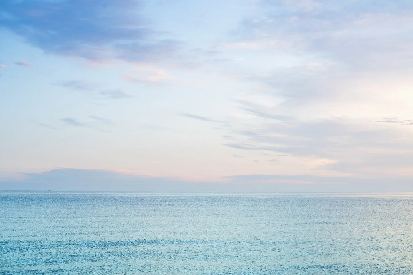 Endless Calm 🤍🩵
📍Costa Blanca, Spain
#costablanca #sunsetsky #pastelcolors #seaview #tranquilvibes #mediterraneanmood #oceanhorizon #softlight #sunsetgram #peacefulmoment #natureheals #calmwaters #minimalmood #fineartphotography #igersspain #your_