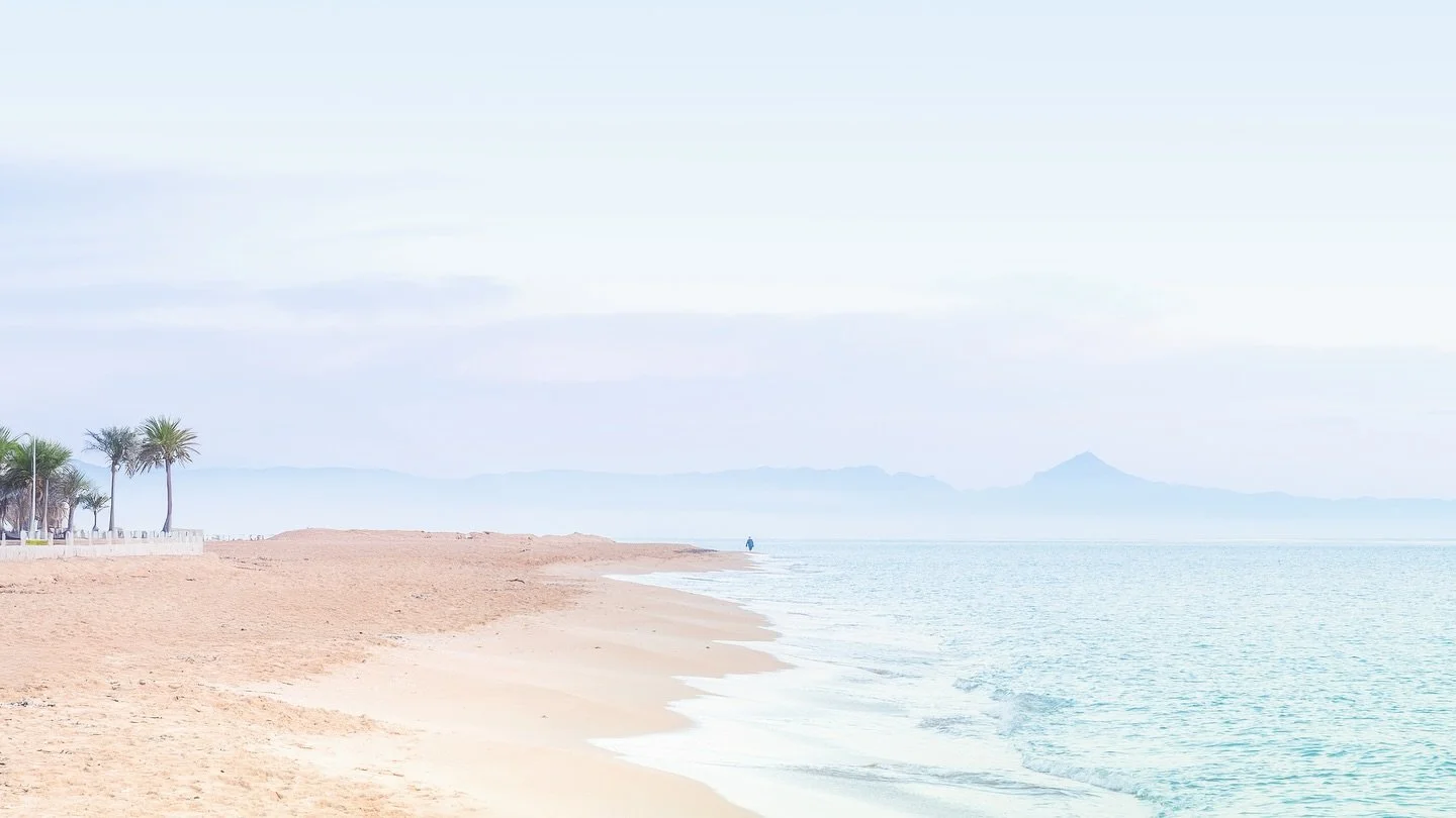 Calm Horizons 🤍
📍Costa Blanca, Spain
#sunrisevibes #minimalbeach #costablanca #beachphotography #serenebeauty #spaintravel #coastalview #solowalk #pasteltones #seascape #softlight #quietescape #palmtreesunset #wanderlust #offseasonvibes #beachscape