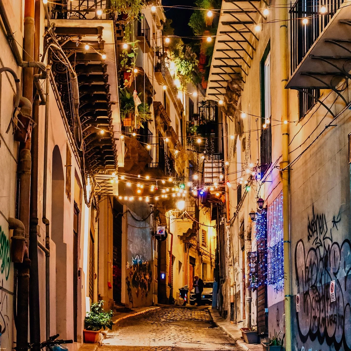 Somewhere between silence and laughter ✨🌙 📍Palermo 🇮🇹
#PalermoVibes #PalermoByNight #VisitPalermo #Sicily #SicilianStreets #SicilianNights 
#nightphotography #citylights #urbanmood #moodycity #moodygrams #streetdreamsmag 
#visualambience #pocket_