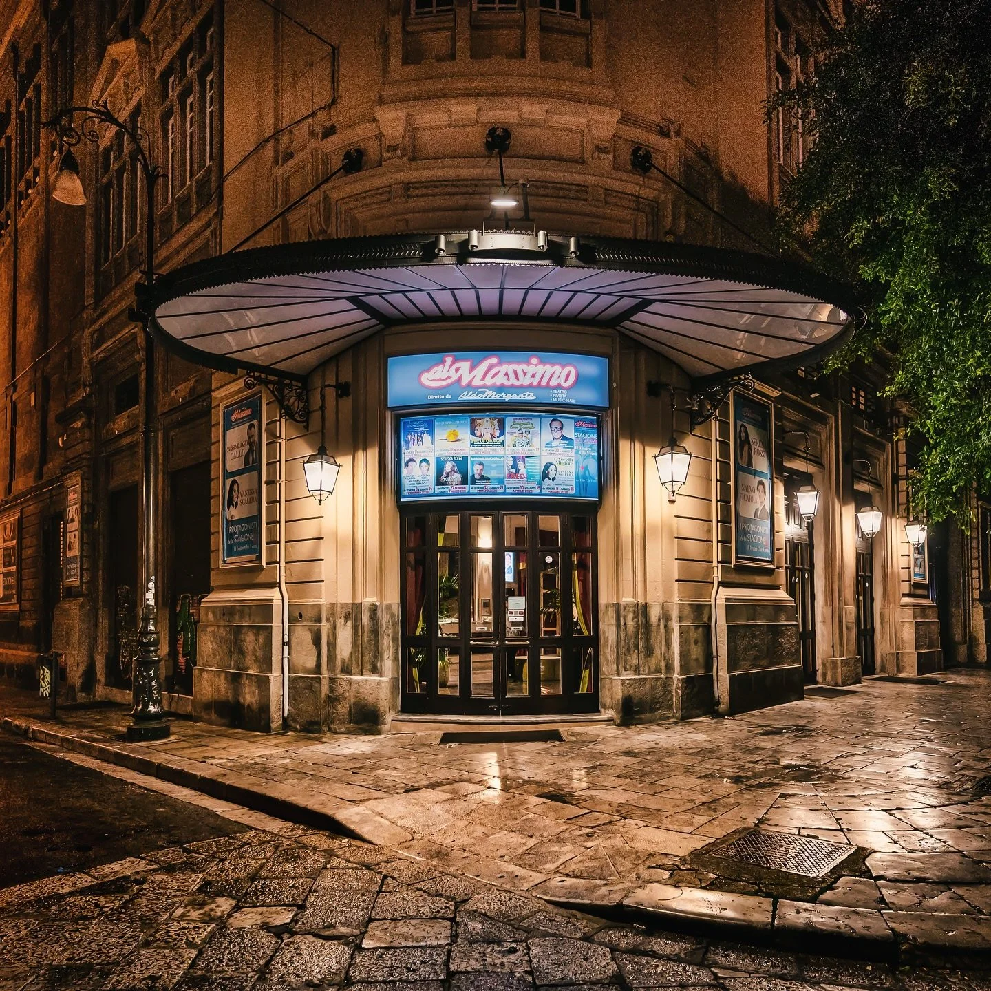 A quiet corner of the city &mdash; glowing softly after the rain. ✨
📍Palermo, Italy 🇮🇹
#palermo #palermocity❤️ #jpix #travelphotography #nightphotography #citylights #urbanmood #italianvibes #architecturelovers #streetsofeurope #palermoatnight #si