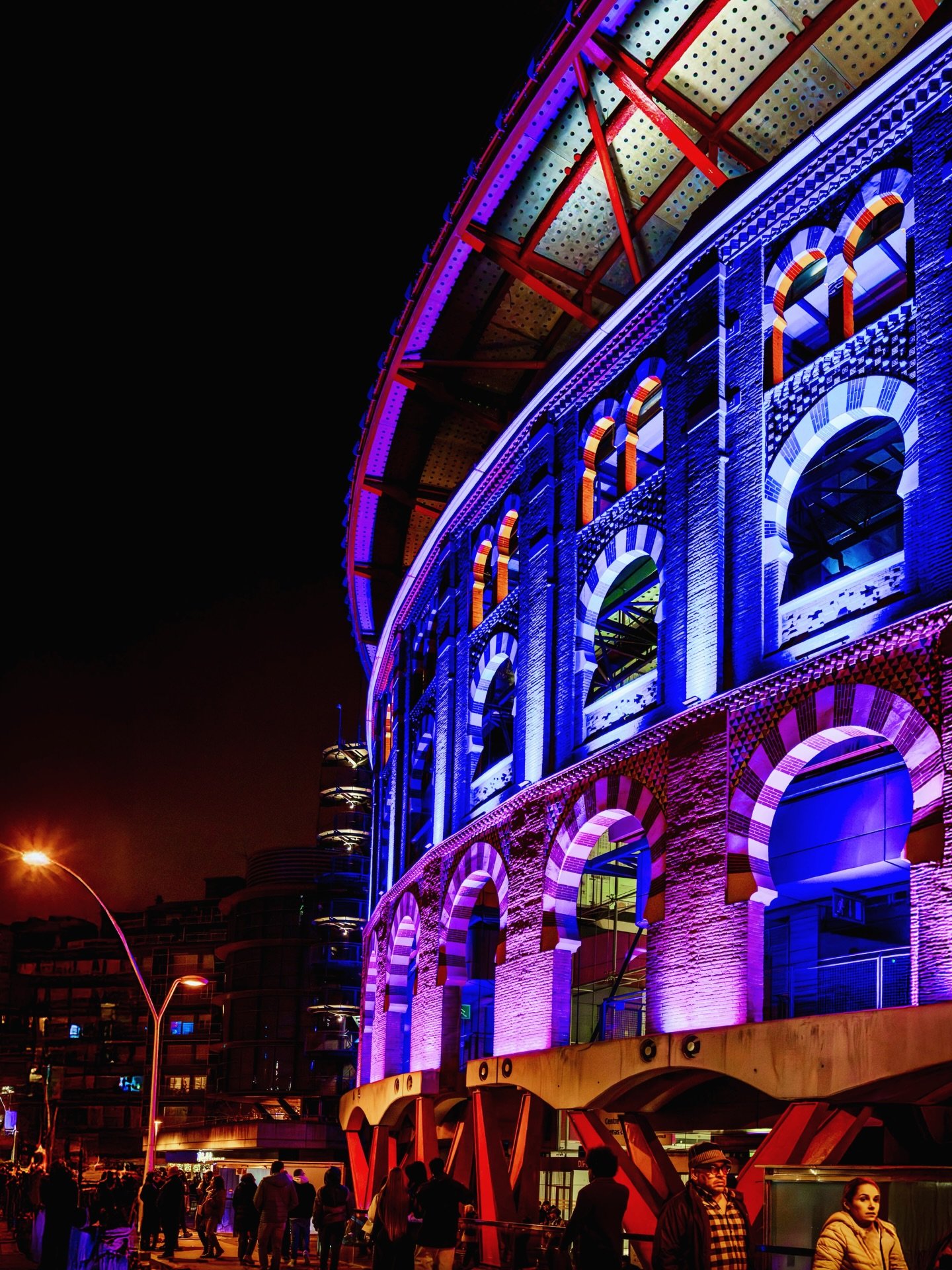 #nightphotography #urbanarchitecture #colorsofnight #barcelonanights #cityglow