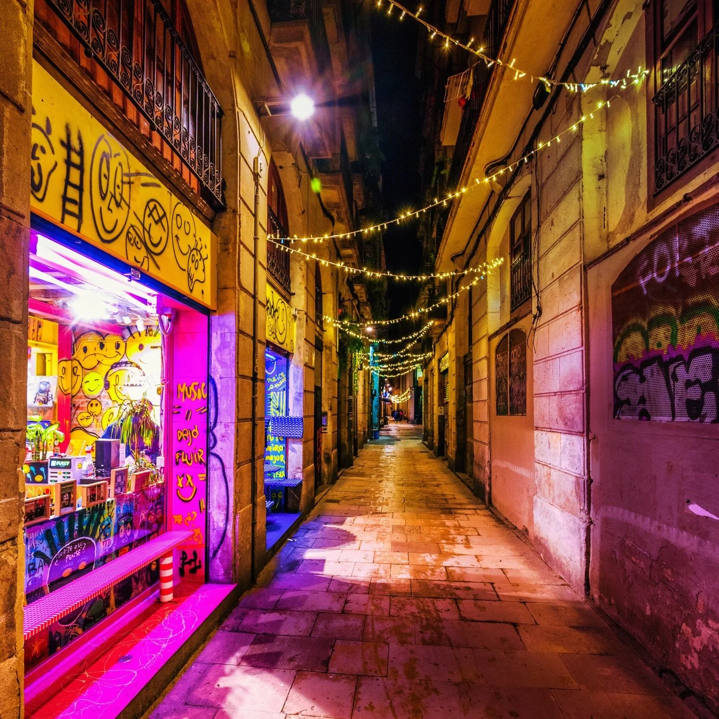#BarcelonaNights #GothicQuarter #BarcelonaStreets #UrbanVibes #nightphotography