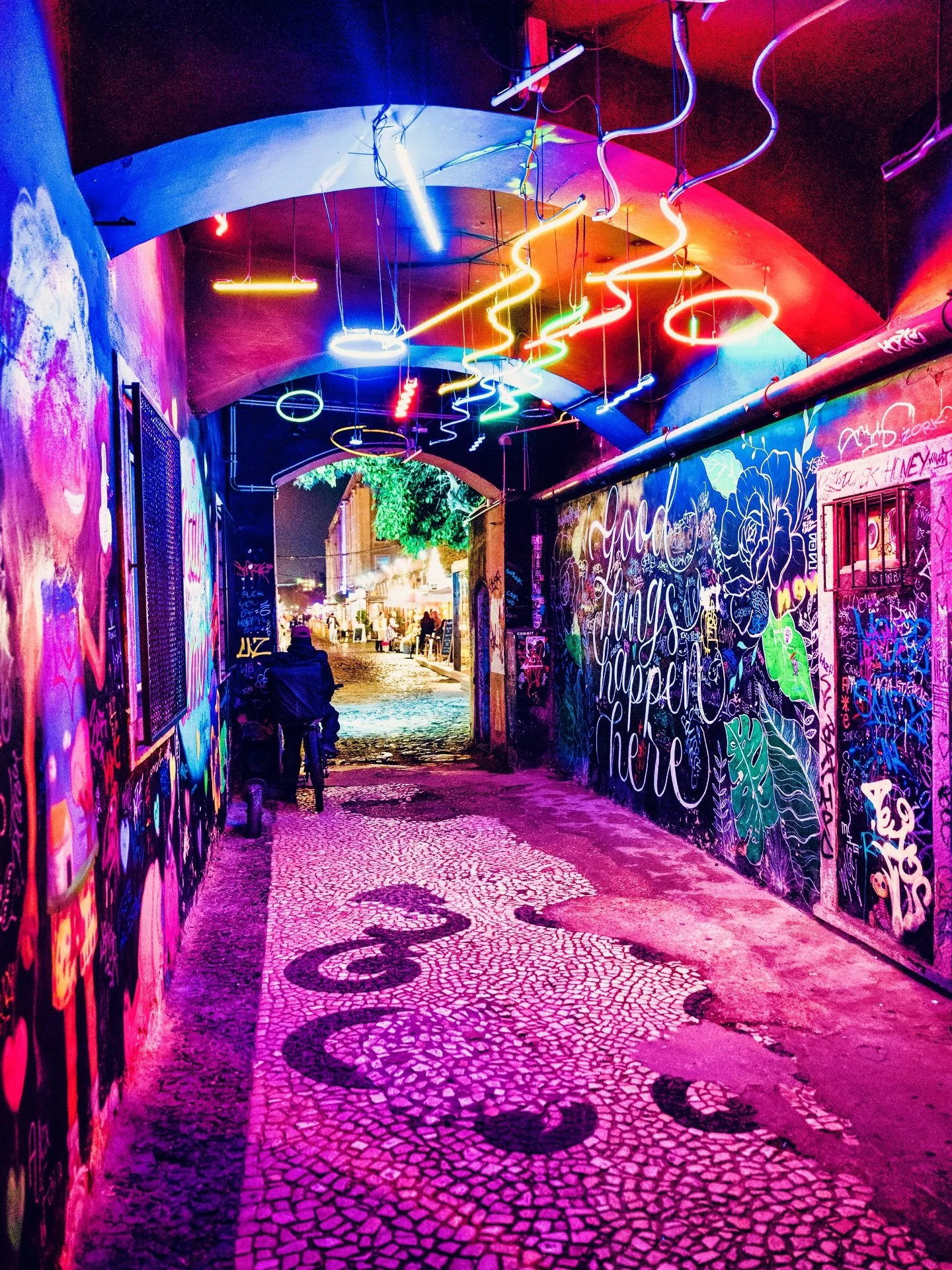 #lisboa
#nightstreet
#streetphotography
#urbanmood
#moodytones