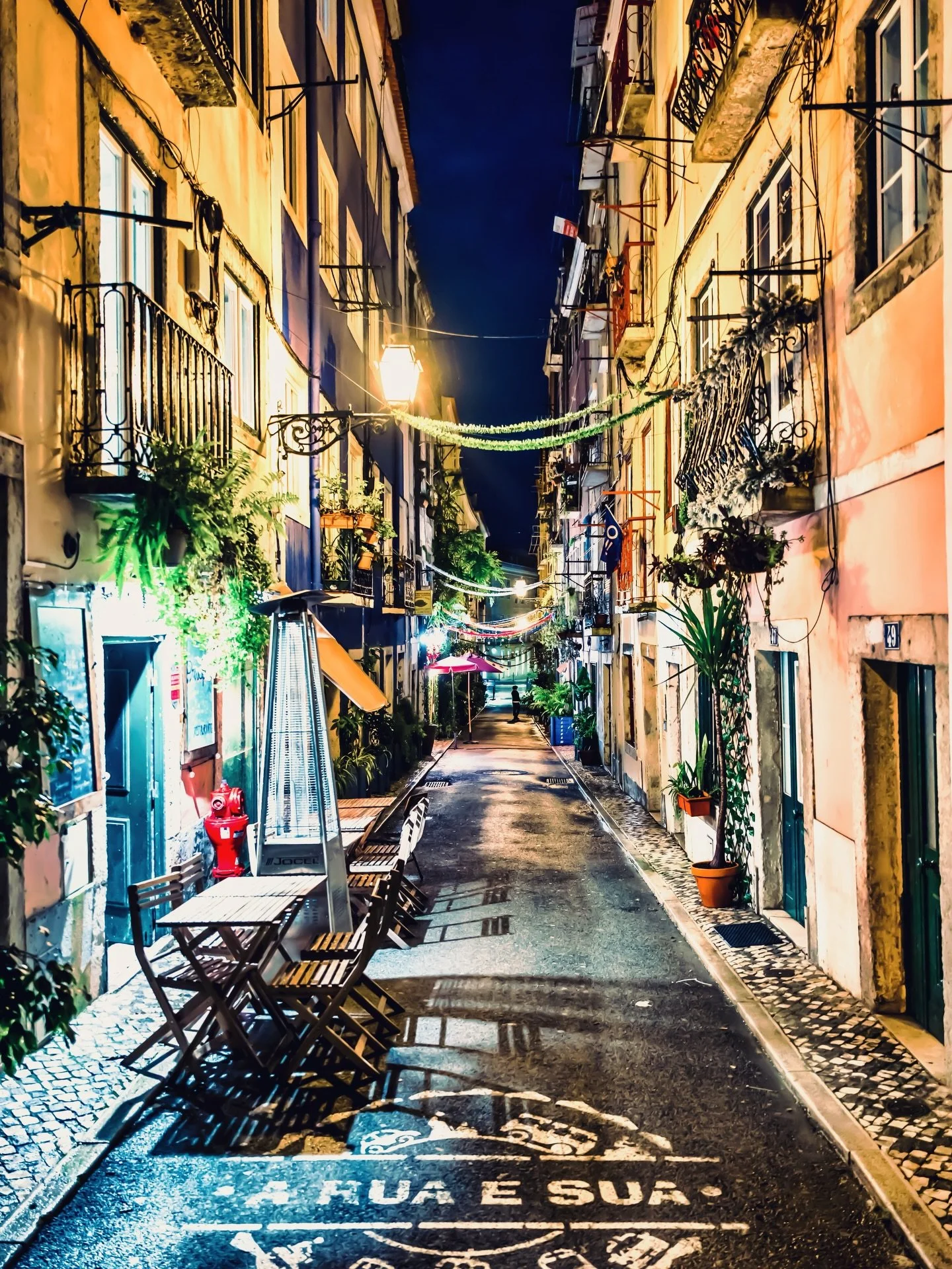 #lisboa
#nightstreet
#streetphotography
#urbanmood
#moodytones