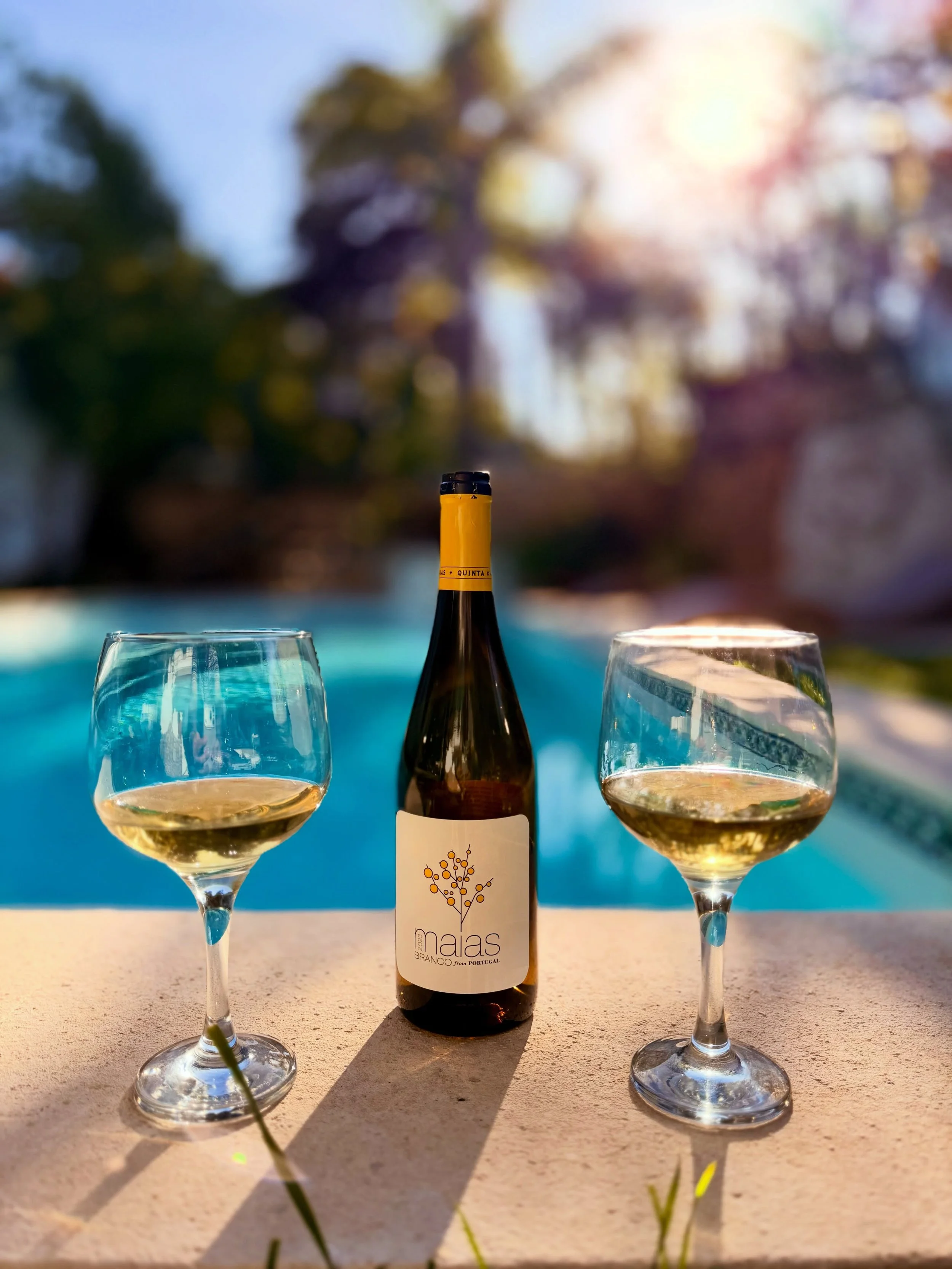 #poolsidevibes #goldenhour🍷 #portugalmoments #wineandlight #travelphotography slowliving summerescape sunsetmood vacationvibes jpixtravel ✨