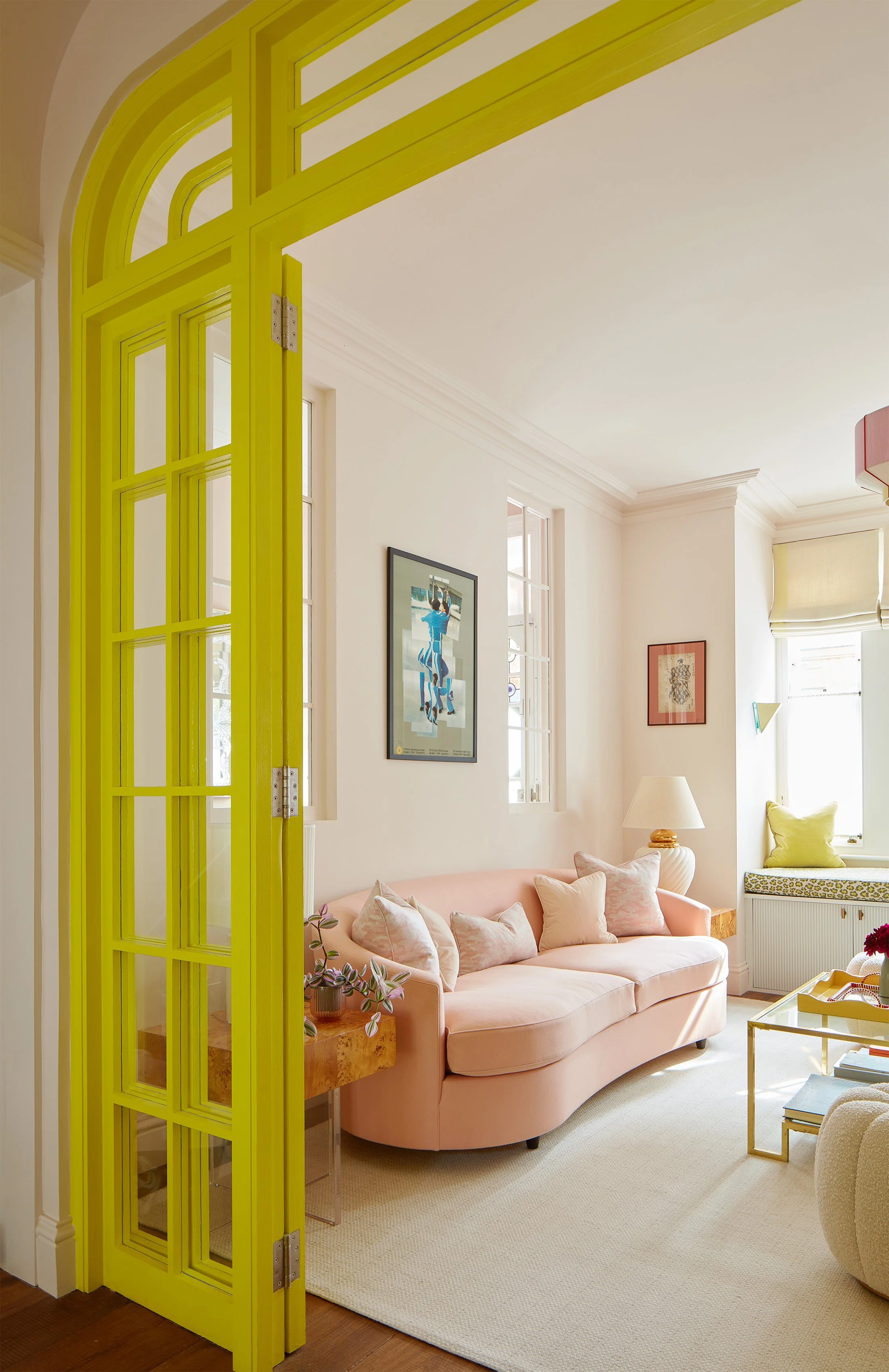 Fresh_interior_sitting_room_with_pale_pink_sofa__b.jpg