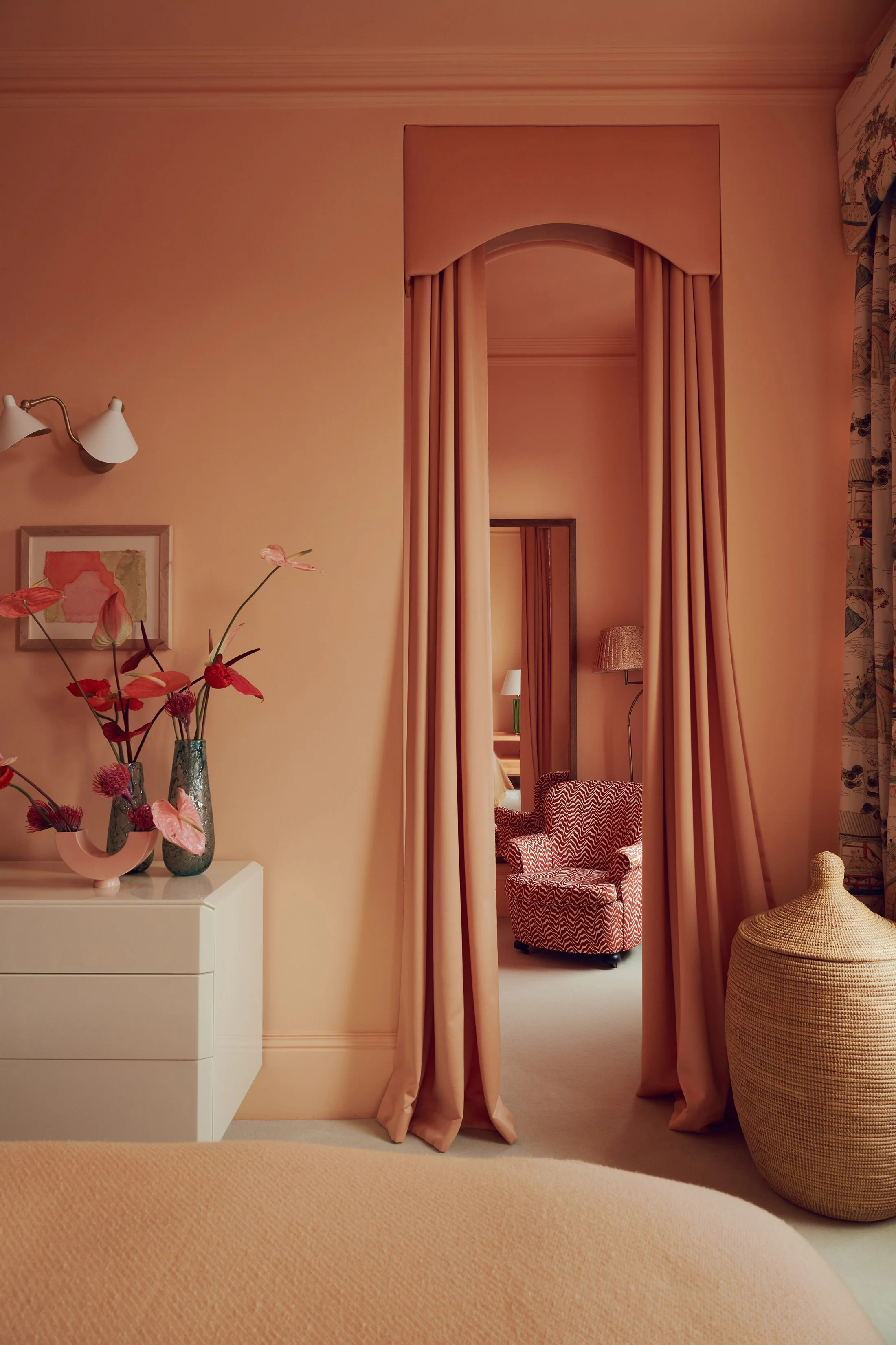 Tonal_peach_bedroom_with_peach_curtains.jpg