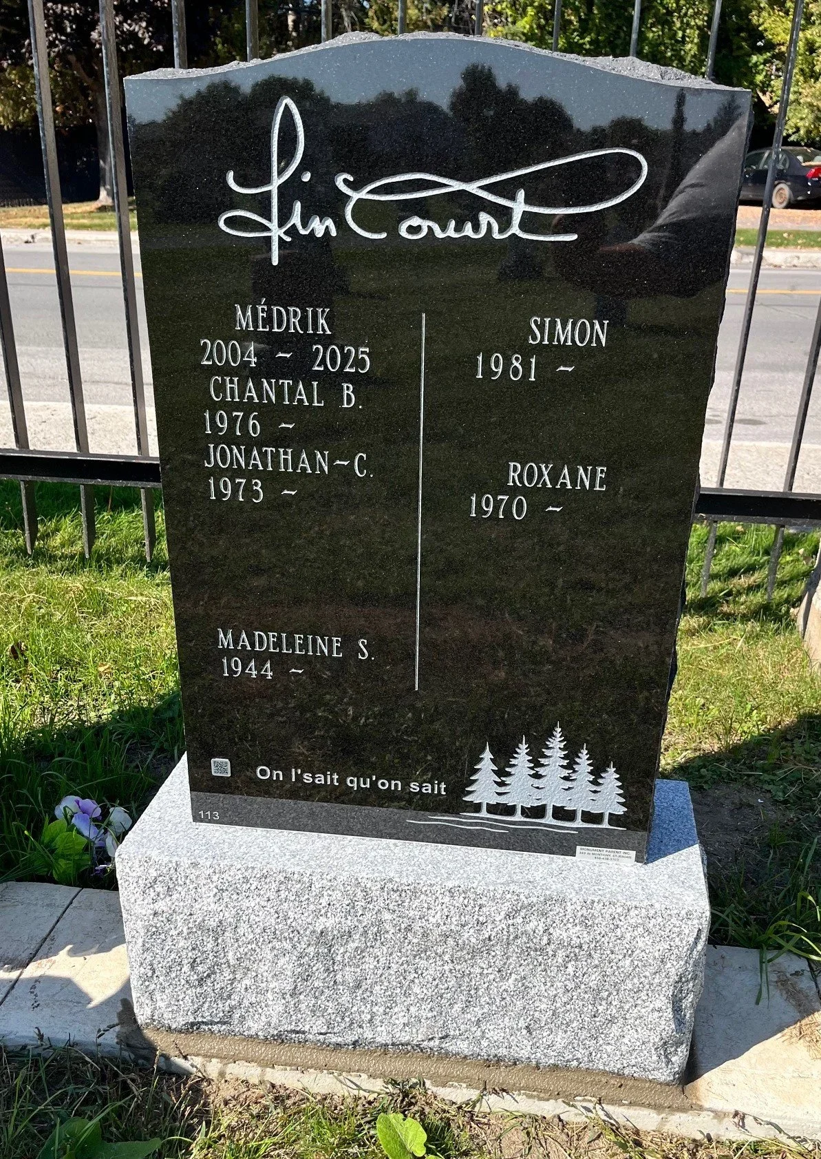 Tombe en granite noir polis