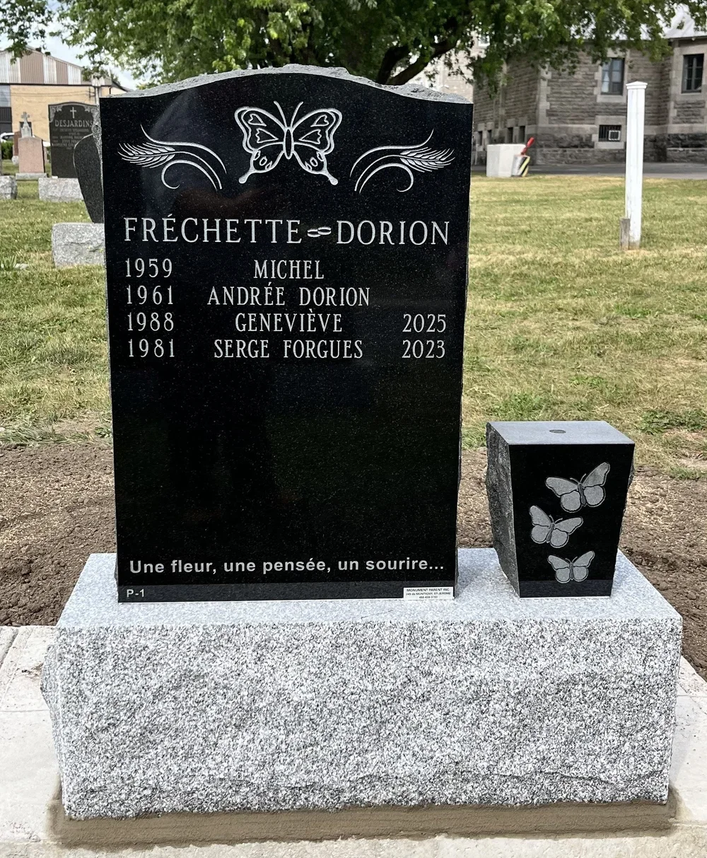 Tombe en granite polis noire avec pot de fleurs