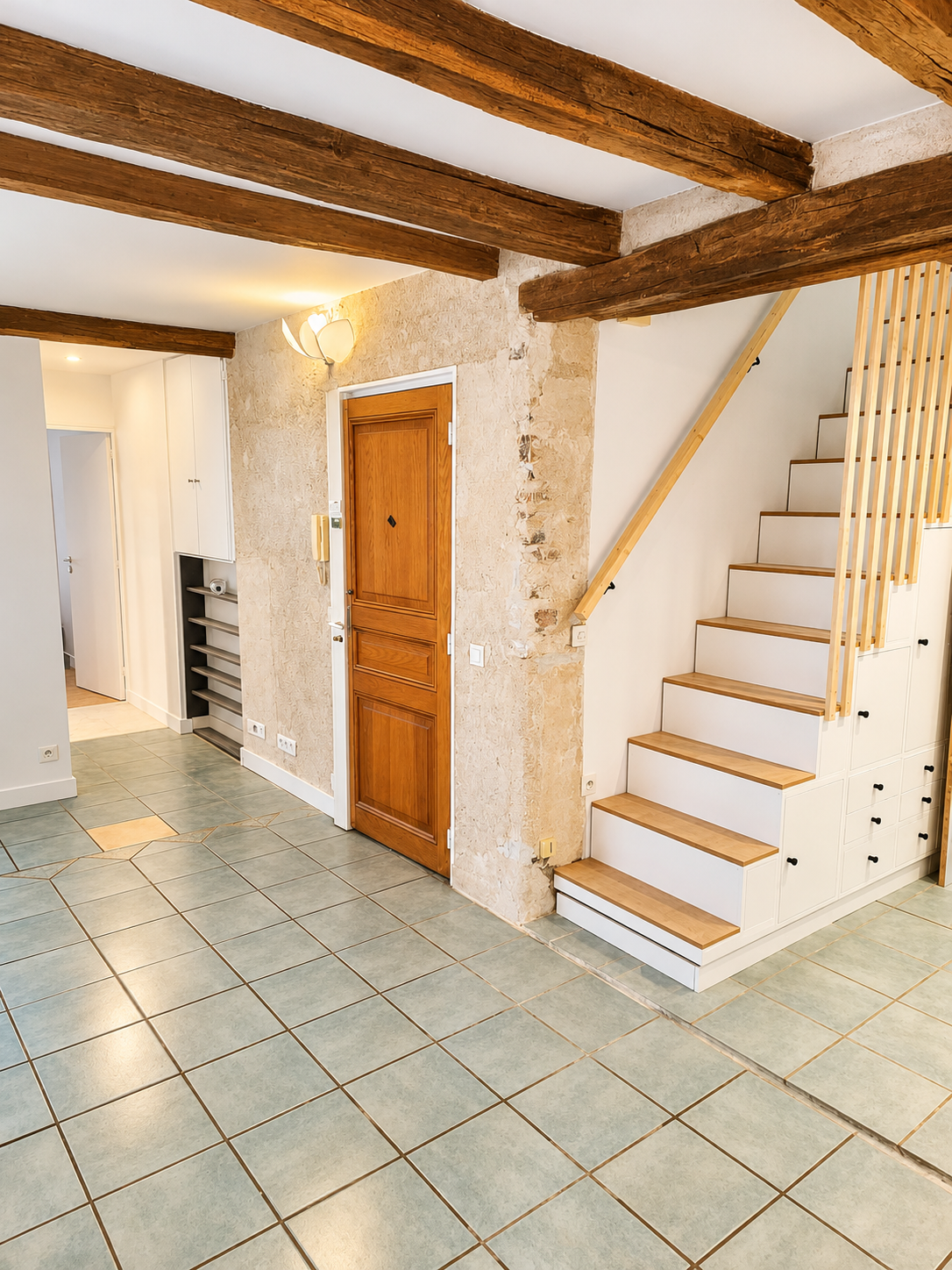 Entrée rustique lumineuse avec escalier.png