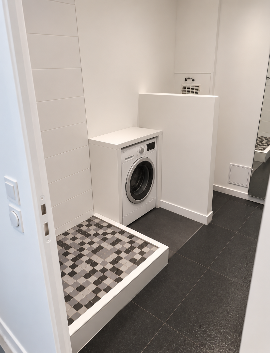 Buanderie moderne avec lave-linge intégré.png