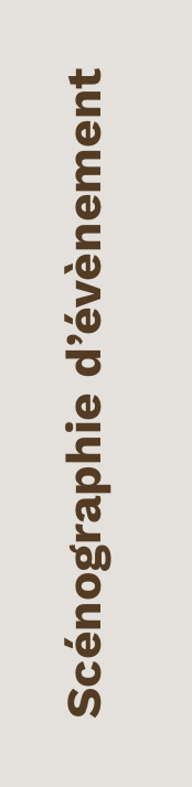 Texte vertical brun « Scénographie d’événement » sur fond beige clair.